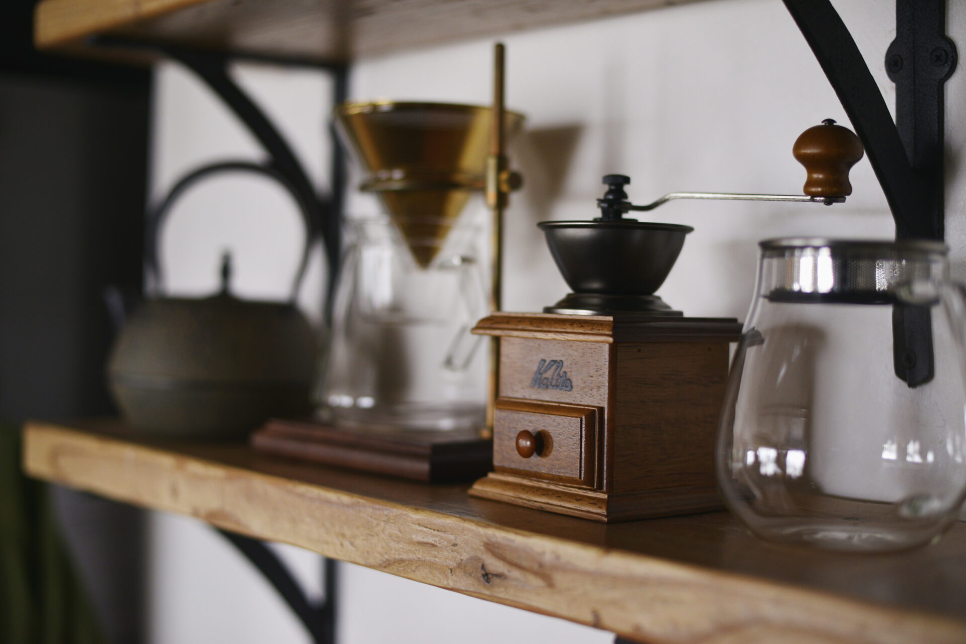 観葉植物とヴィンテージ家具でクールな家づくり