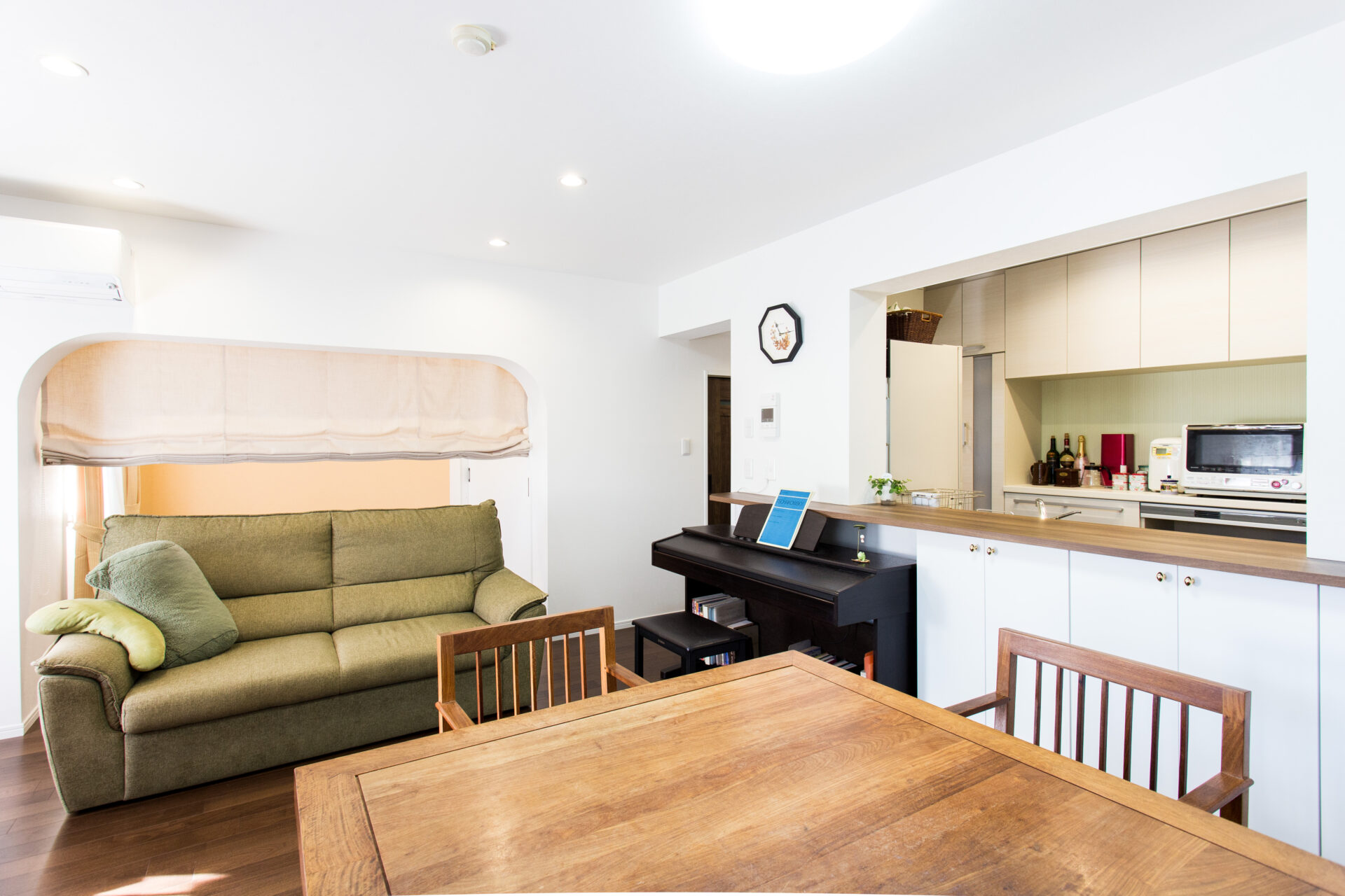 アーチシルエットが美しい。暖かいリビングを