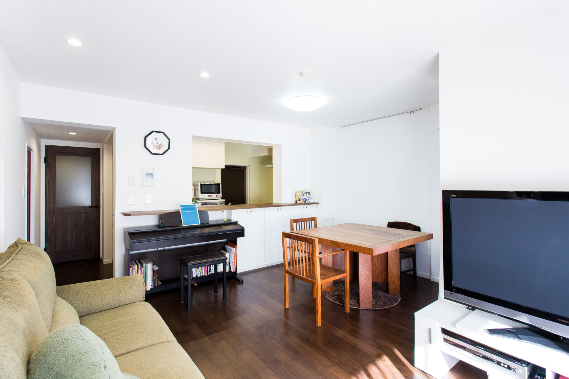 アーチシルエットが美しい。暖かいリビングを