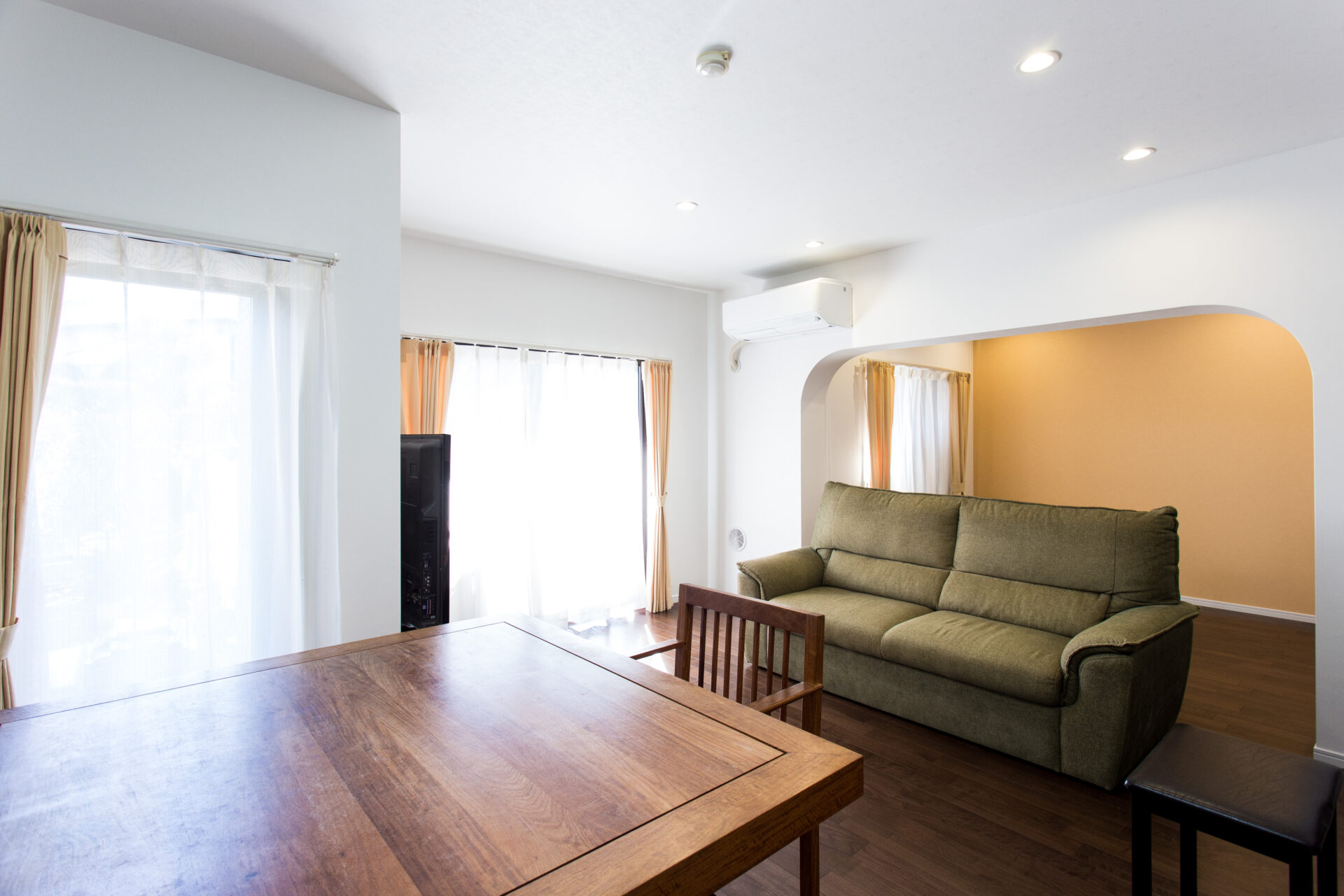 アーチシルエットが美しい。暖かいリビングを