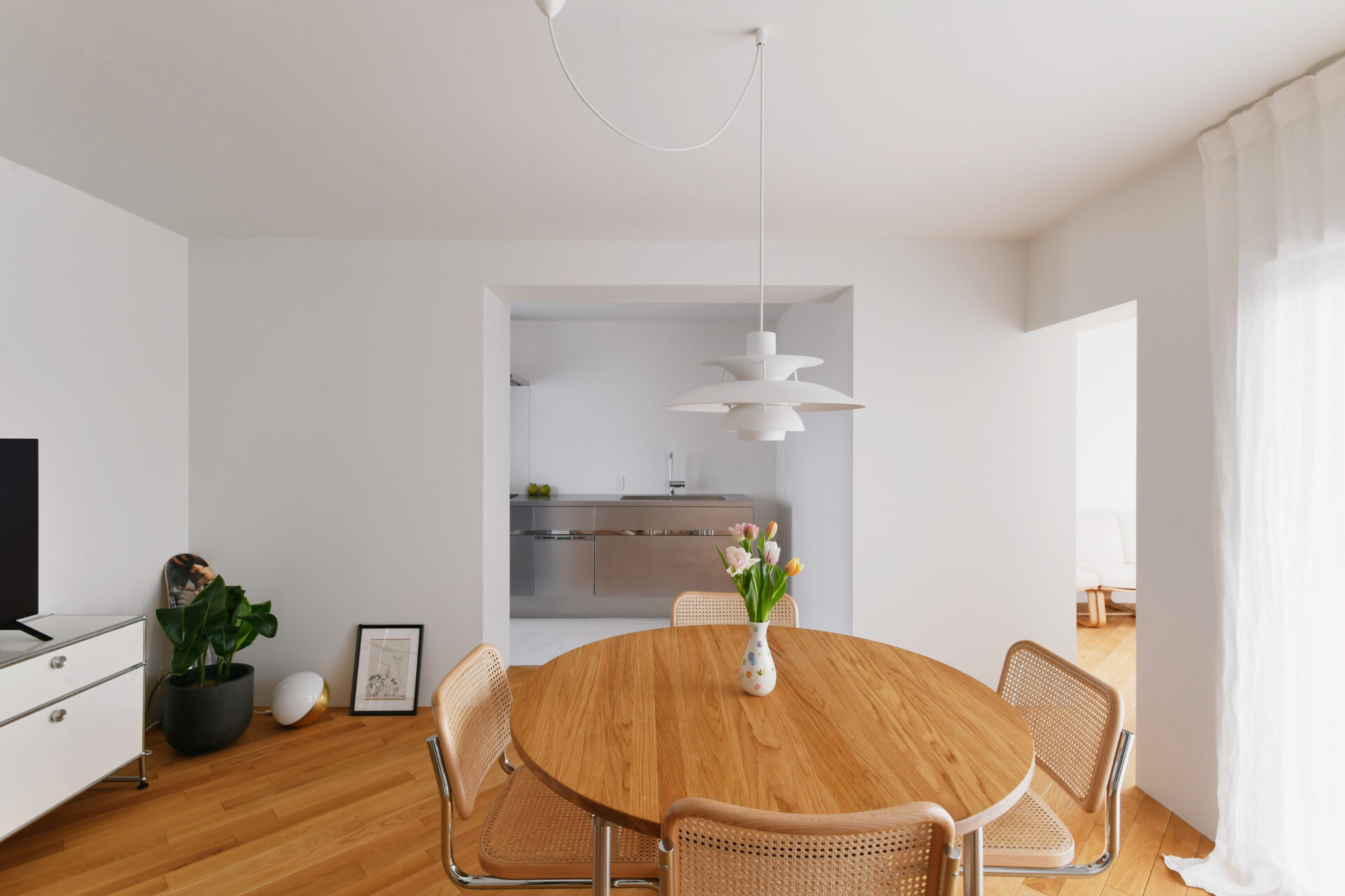 モールテックスと塗り壁を組み合わせた、白を基調としたミッドセンチュリーなお家