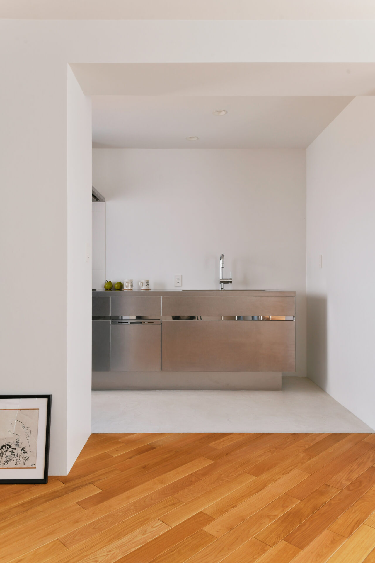 モールテックスと塗り壁を組み合わせた、白を基調としたミッドセンチュリーなお家