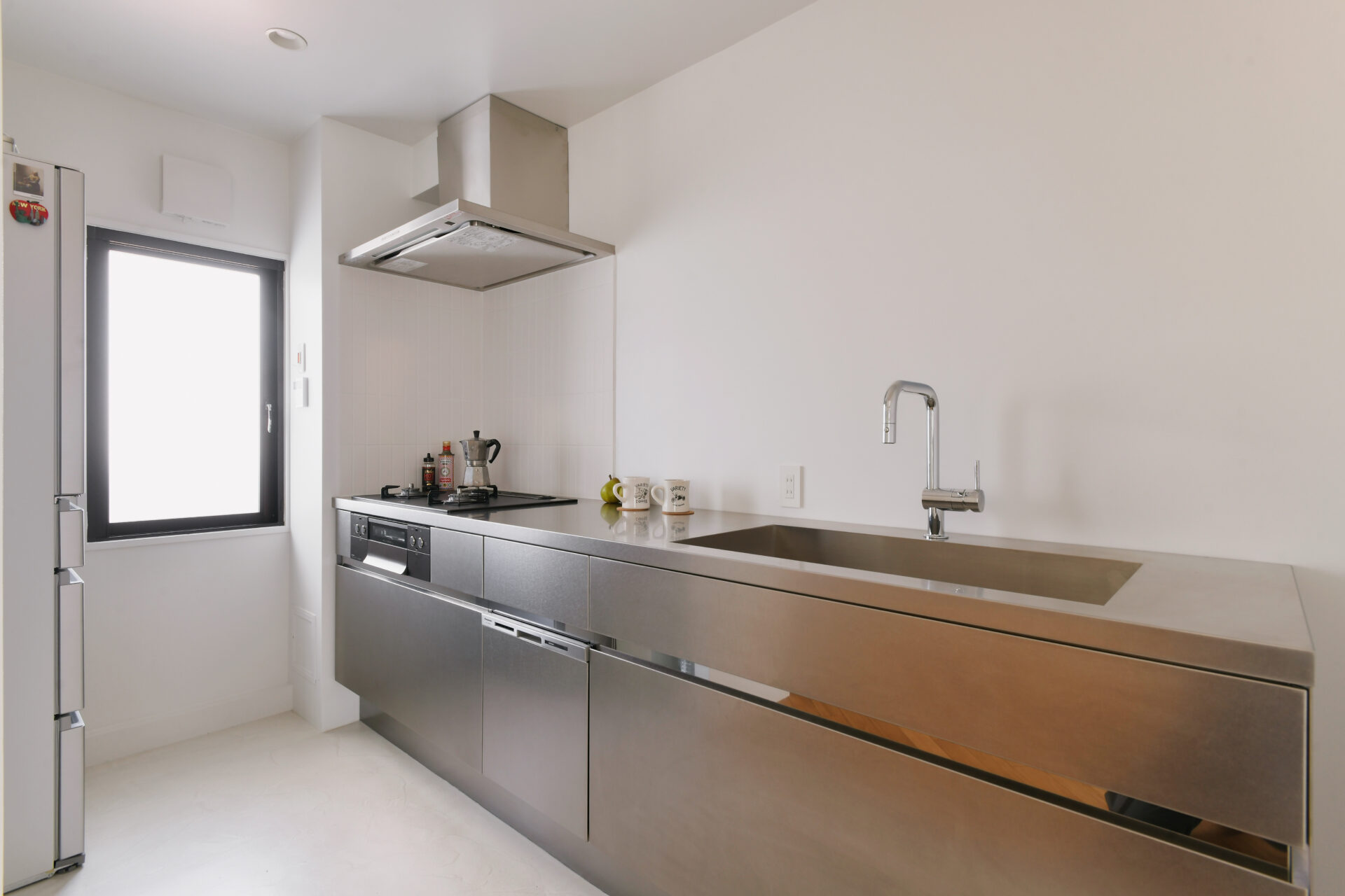 モールテックスと塗り壁を組み合わせた、白を基調としたミッドセンチュリーなお家