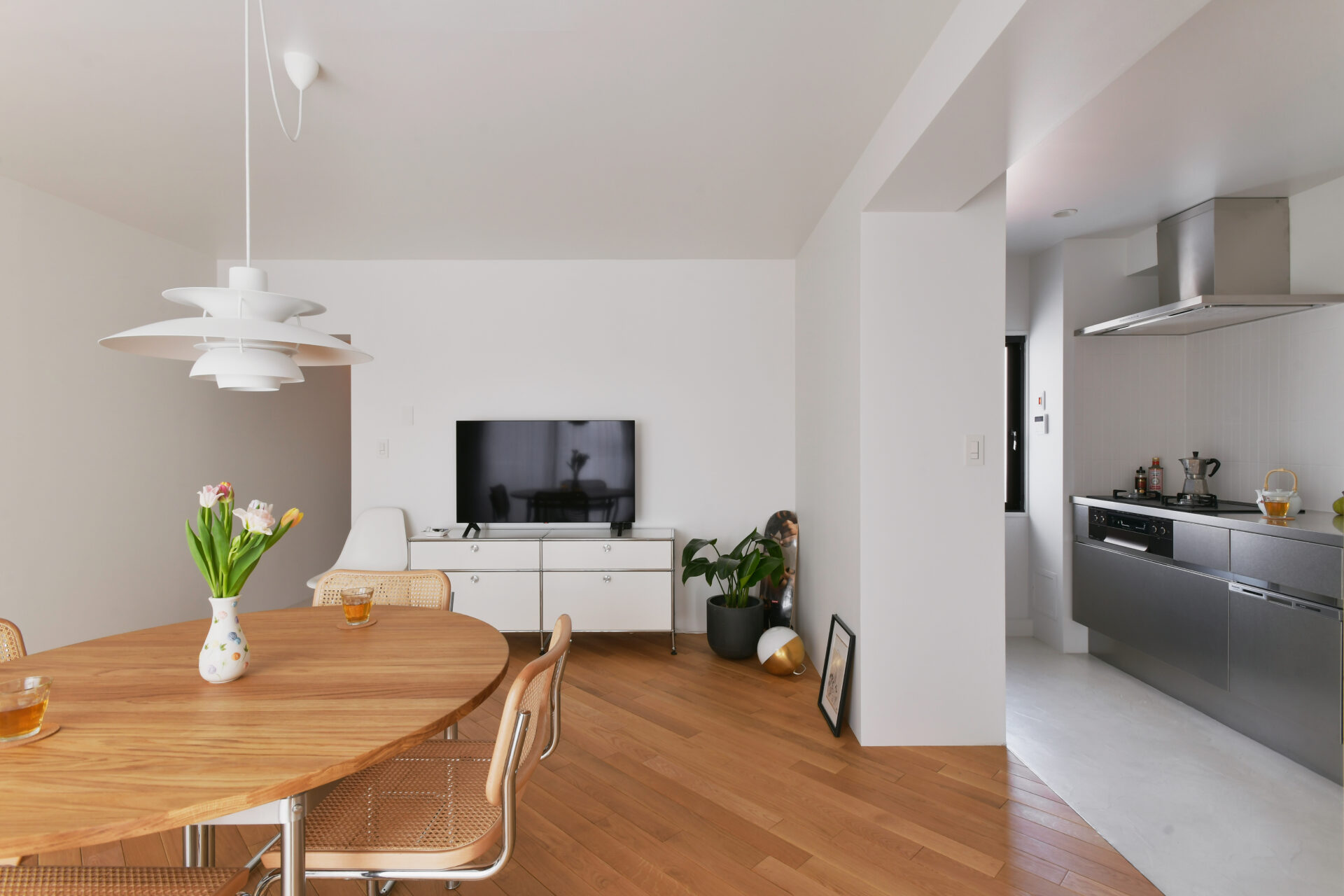 モールテックスと塗り壁を組み合わせた、白を基調としたミッドセンチュリーなお家