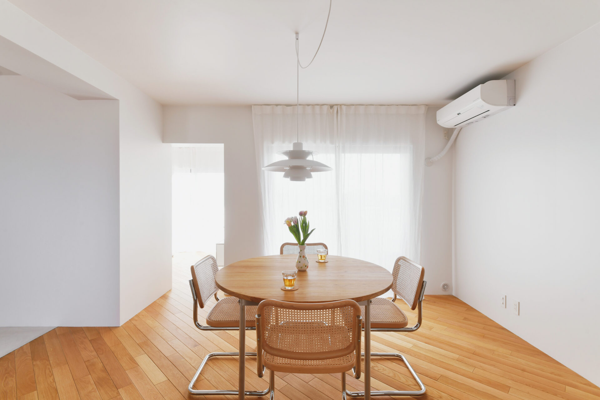 モールテックスと塗り壁を組み合わせた、白を基調としたミッドセンチュリーなお家