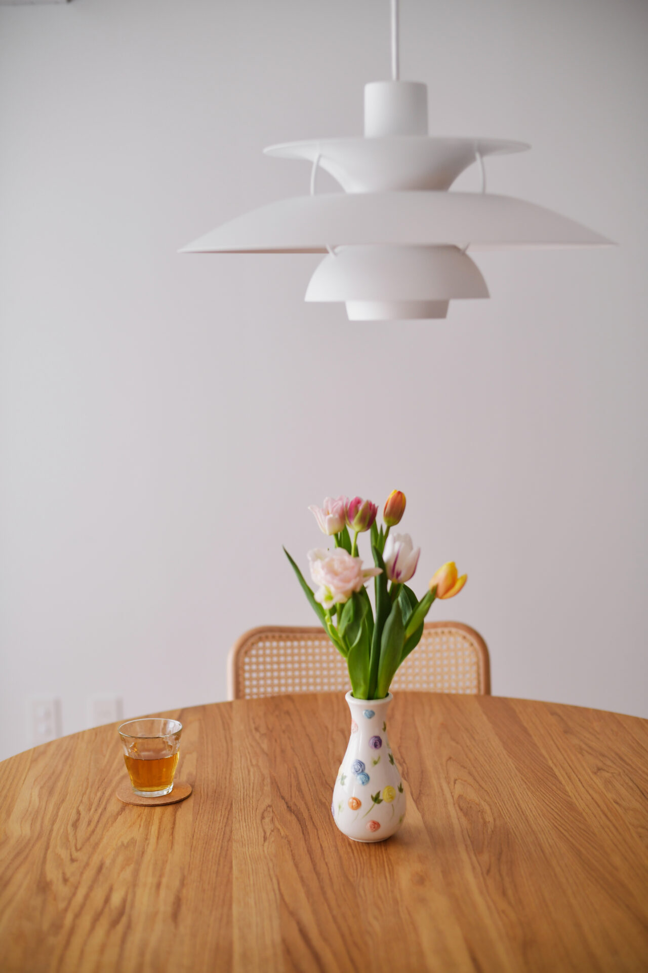 モールテックスと塗り壁を組み合わせた、白を基調としたミッドセンチュリーなお家