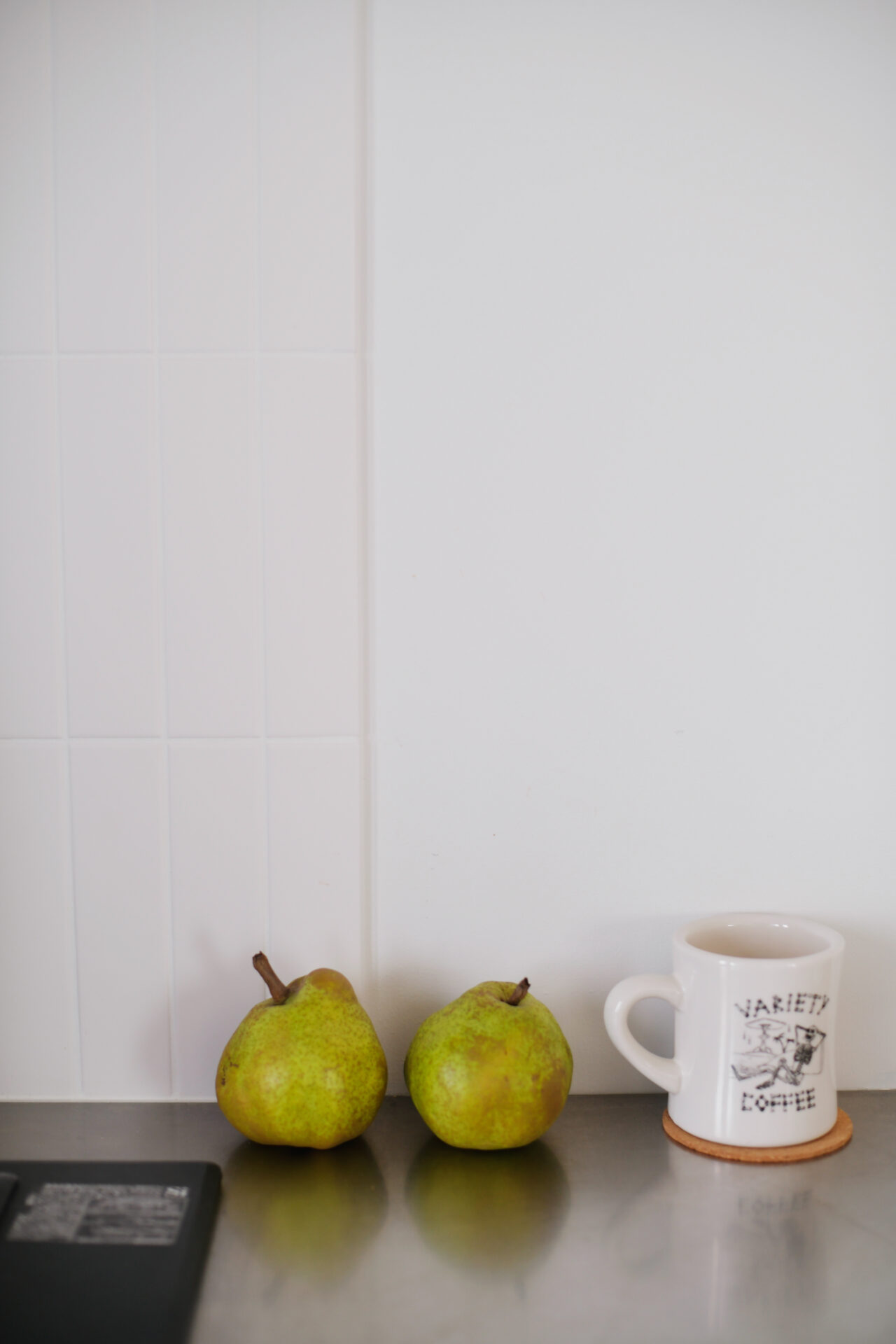 モールテックスと塗り壁を組み合わせた、白を基調としたミッドセンチュリーなお家