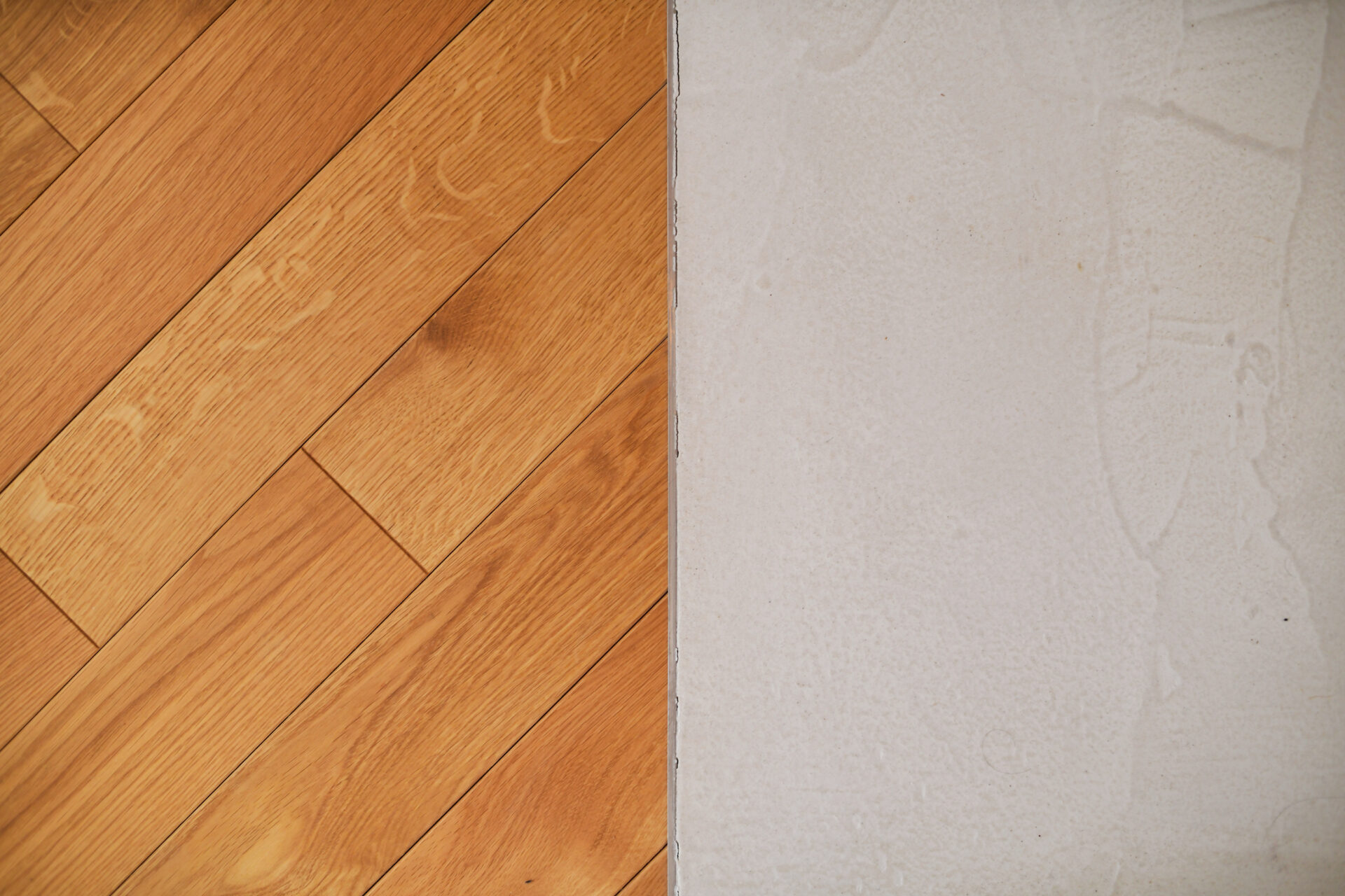 モールテックスと塗り壁を組み合わせた、白を基調としたミッドセンチュリーなお家