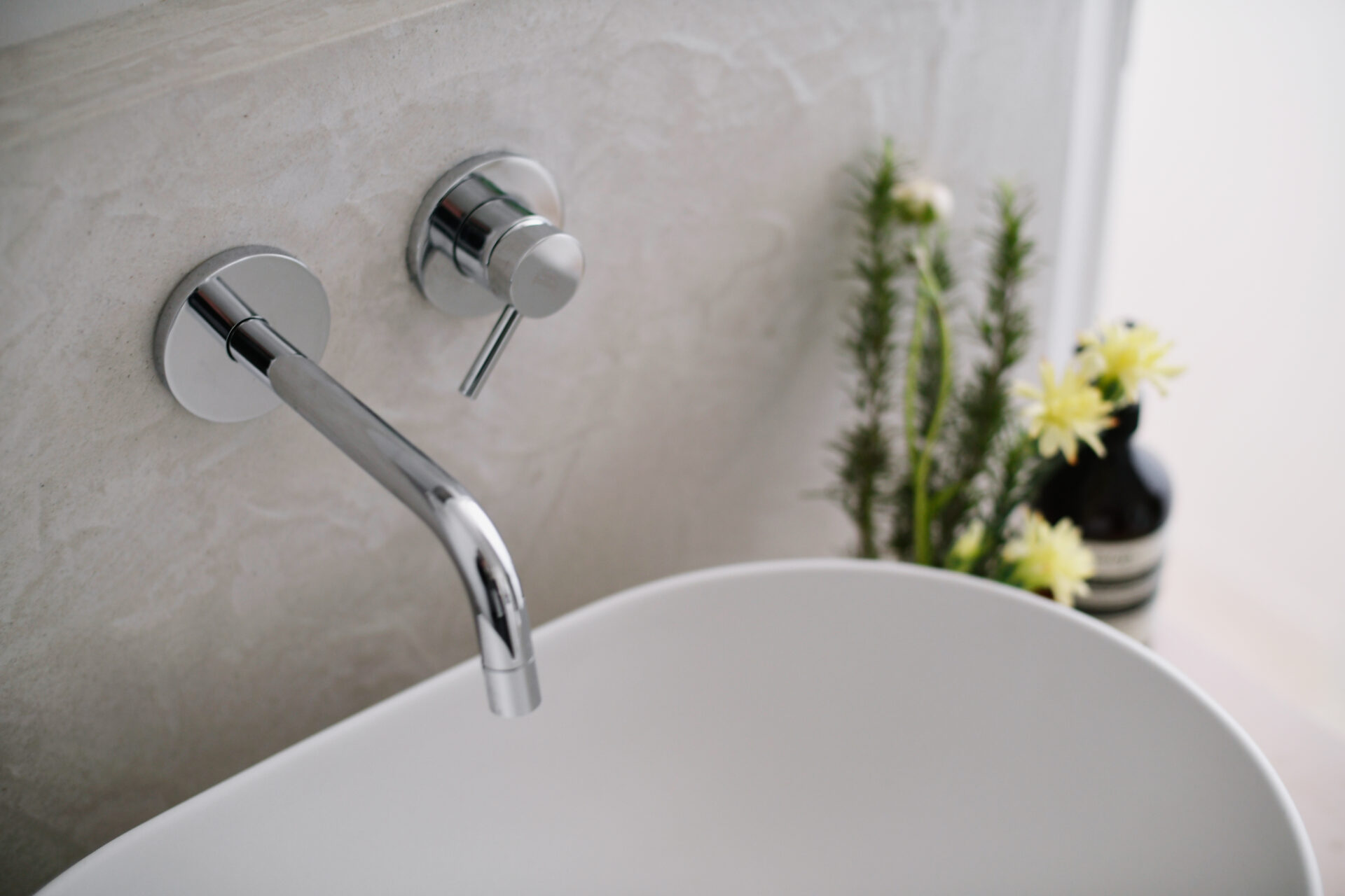 モールテックスと塗り壁を組み合わせた、白を基調としたミッドセンチュリーなお家