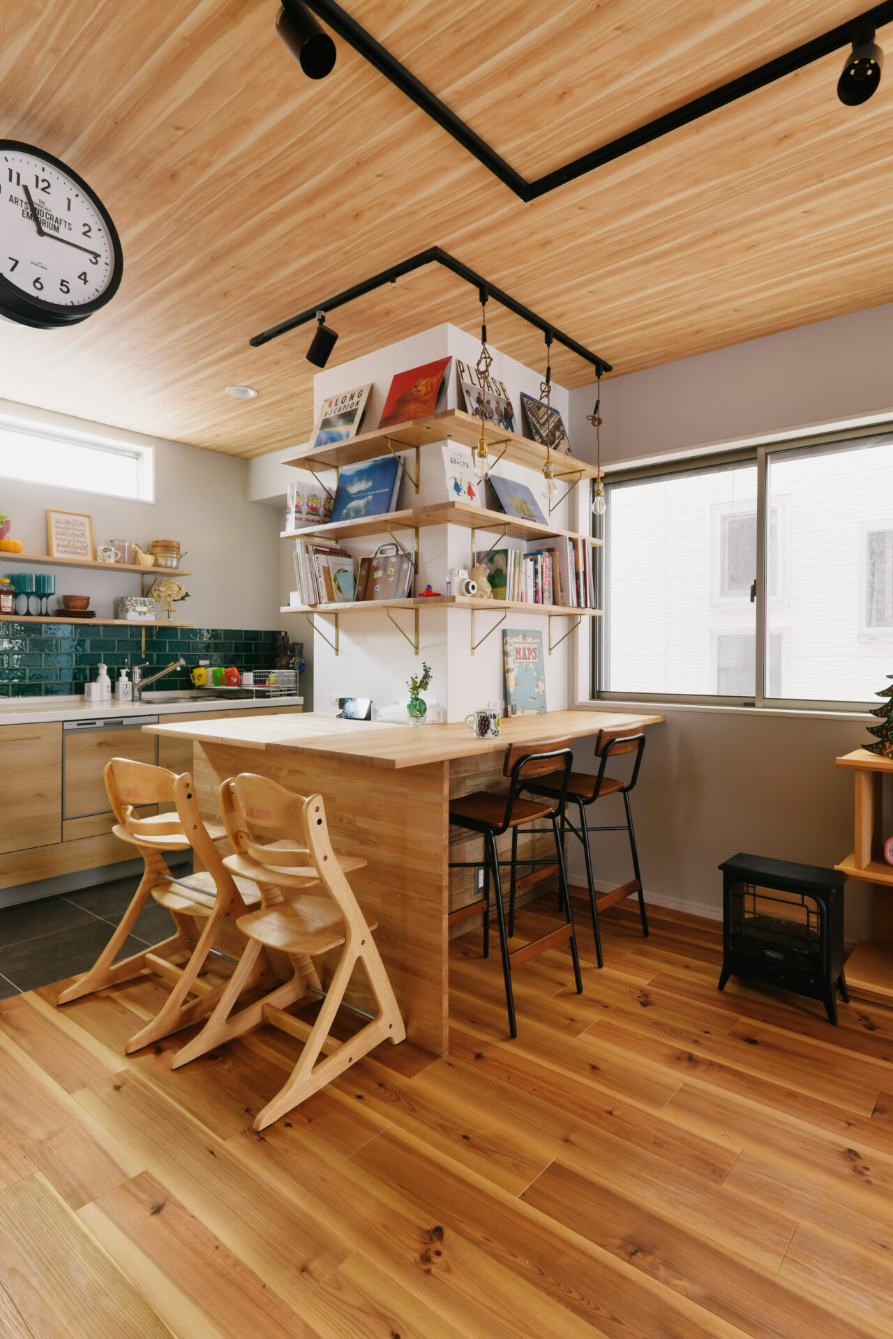 柱を残して、オープンなカウンターのあるお家