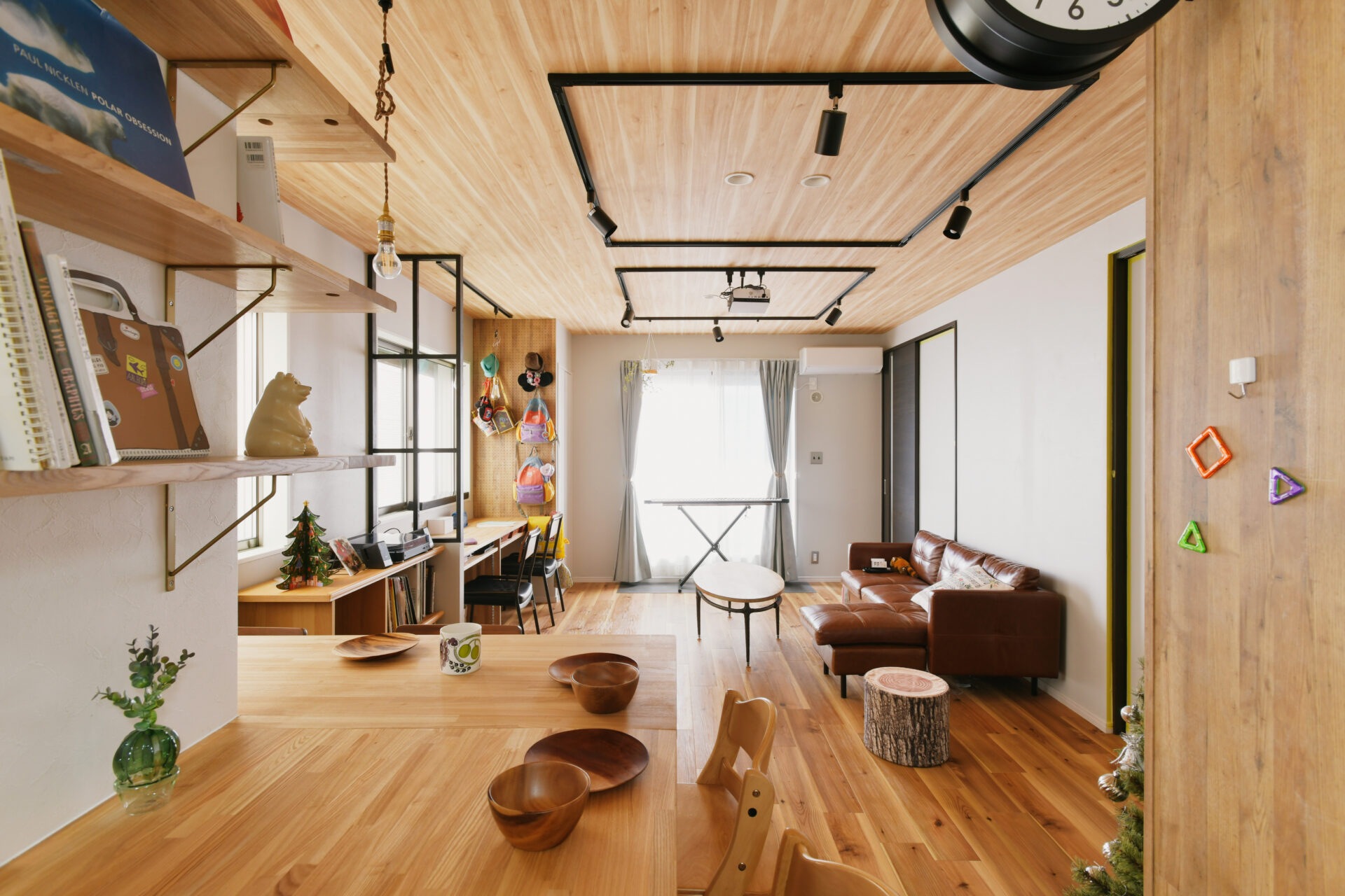 柱を残して、オープンなカウンターのあるお家