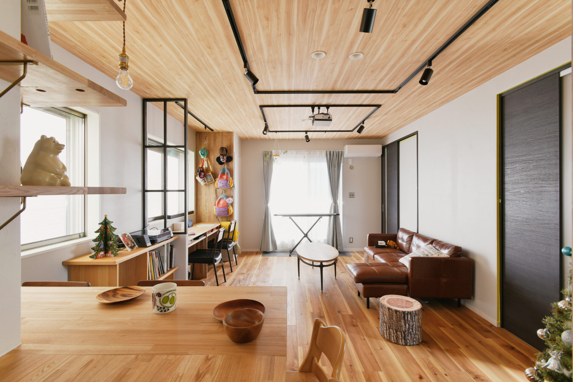 柱を残して、オープンなカウンターのあるお家