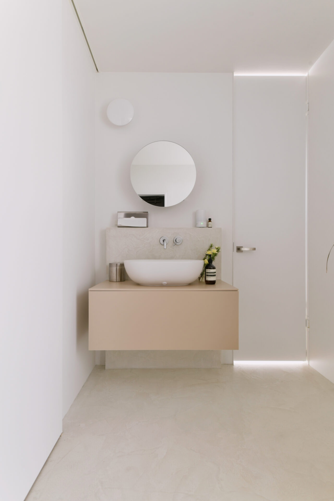 モールテックスと塗り壁を組み合わせた、白を基調としたミッドセンチュリーなお家