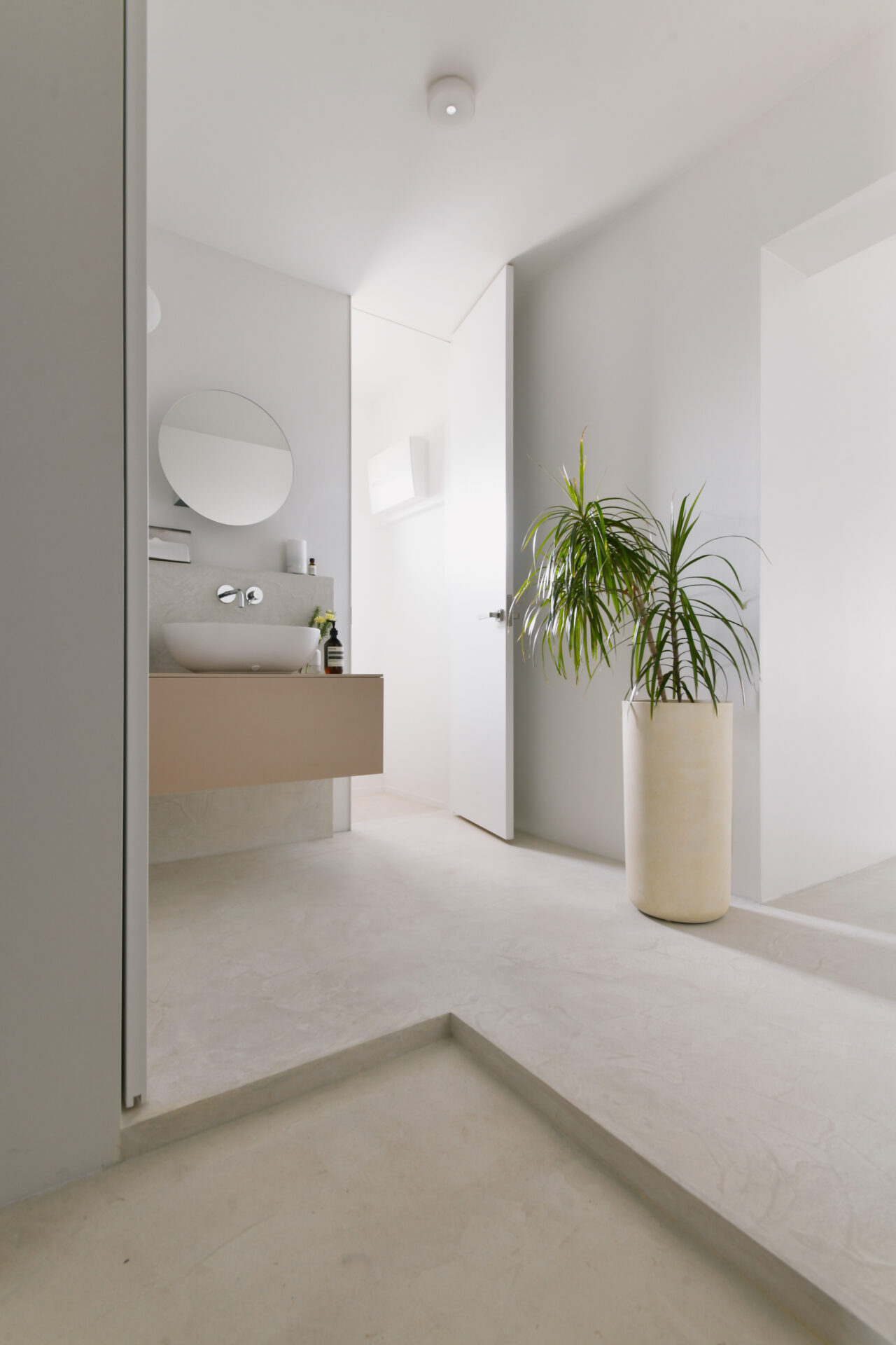 モールテックスと塗り壁を組み合わせた、白を基調としたミッドセンチュリーなお家