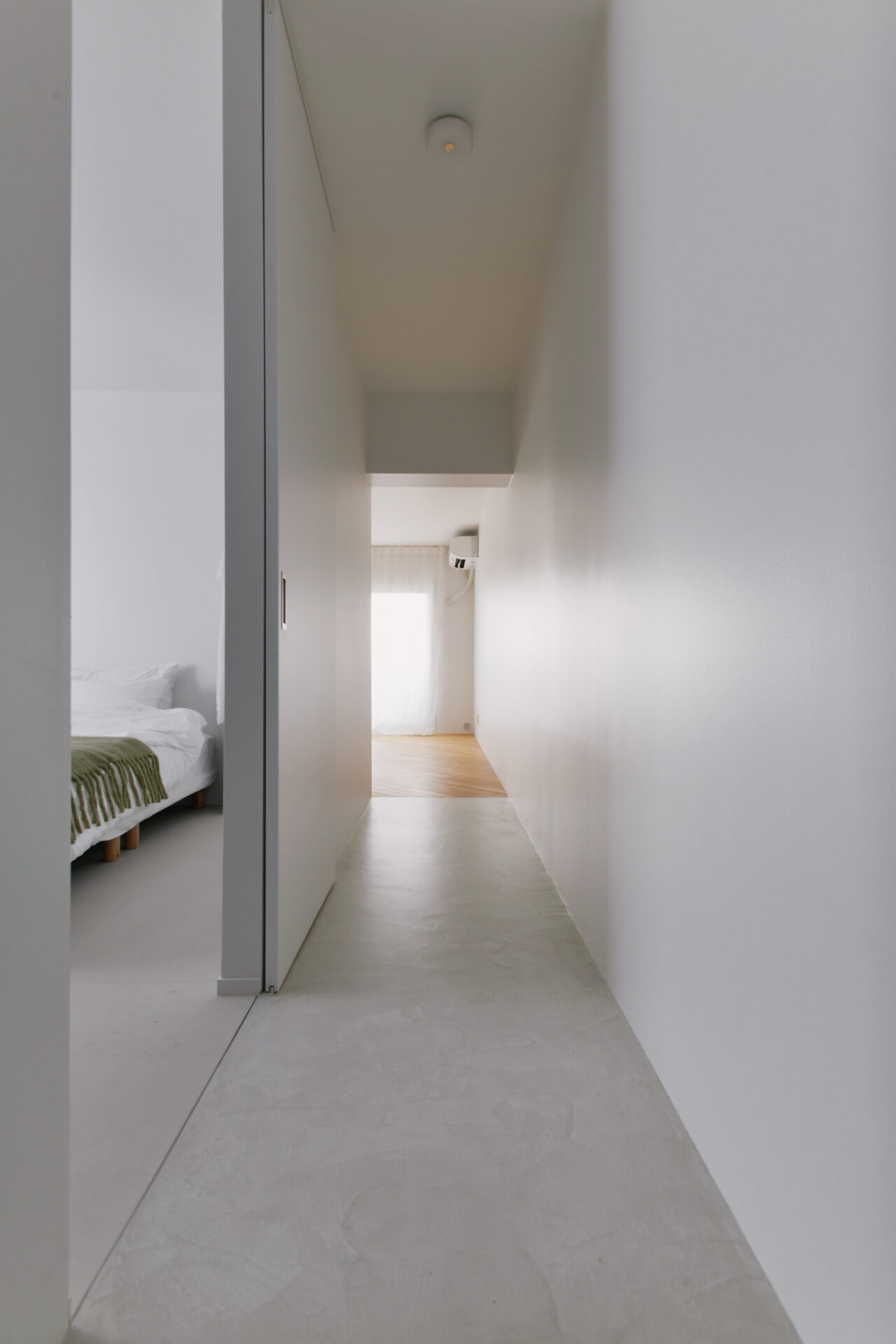 モールテックスと塗り壁を組み合わせた、白を基調としたミッドセンチュリーなお家