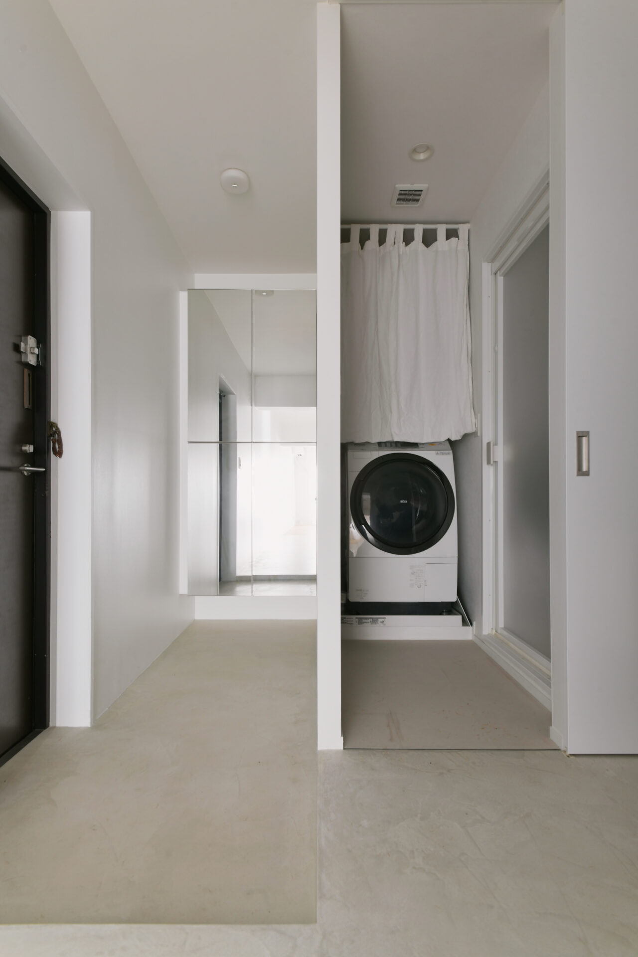 モールテックスと塗り壁を組み合わせた、白を基調としたミッドセンチュリーなお家