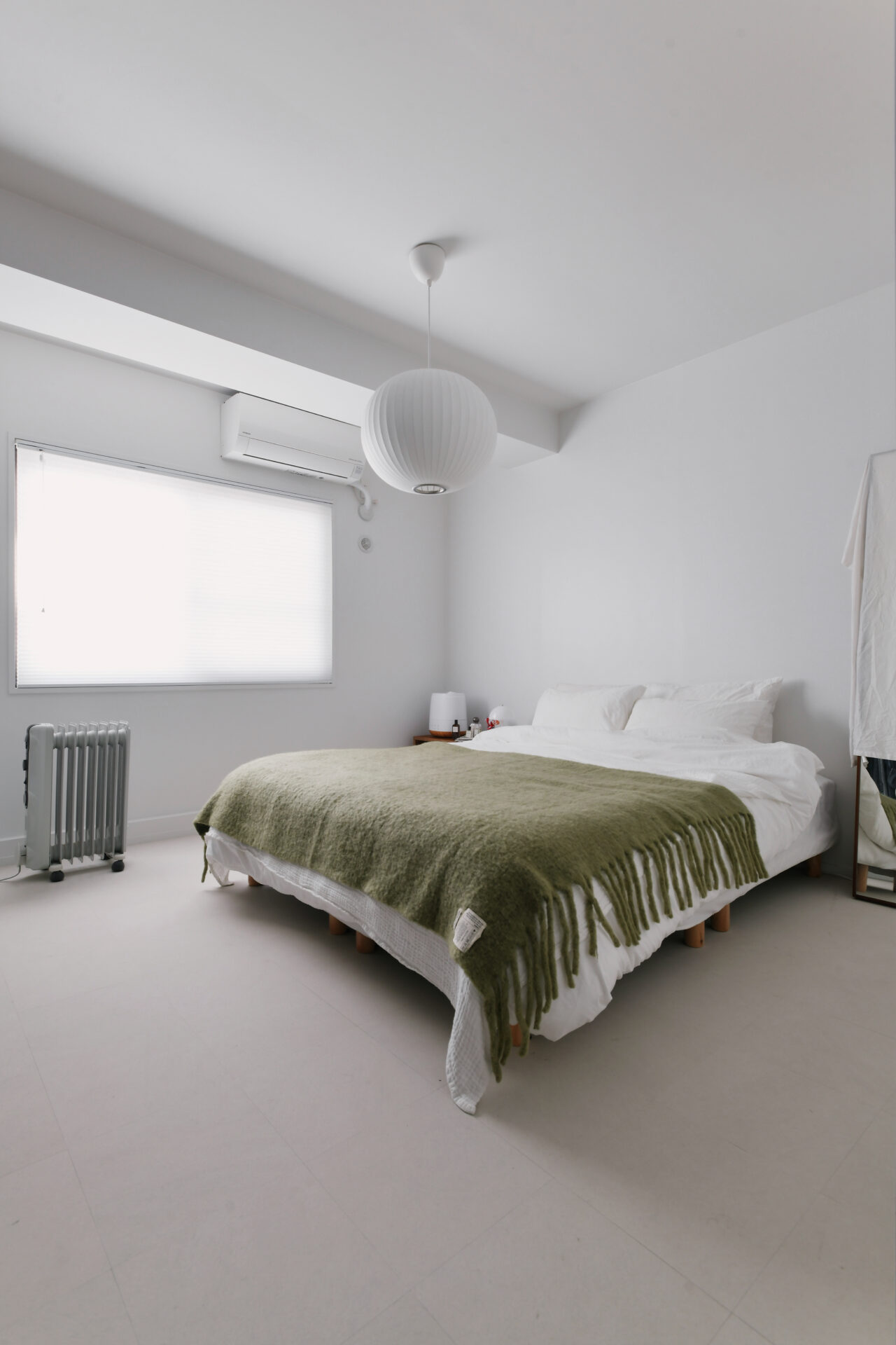 モールテックスと塗り壁を組み合わせた、白を基調としたミッドセンチュリーなお家