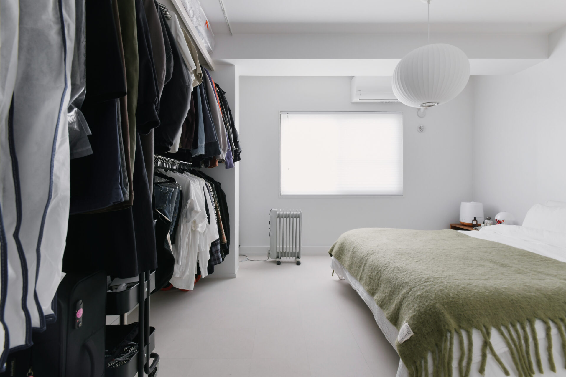 モールテックスと塗り壁を組み合わせた、白を基調としたミッドセンチュリーなお家