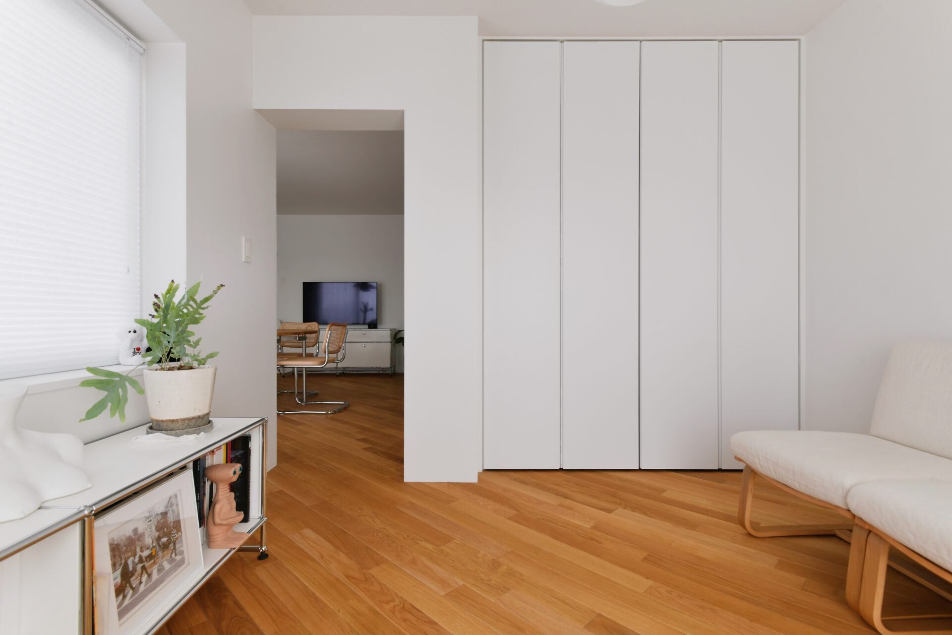 モールテックスと塗り壁を組み合わせた、白を基調としたミッドセンチュリーなお家