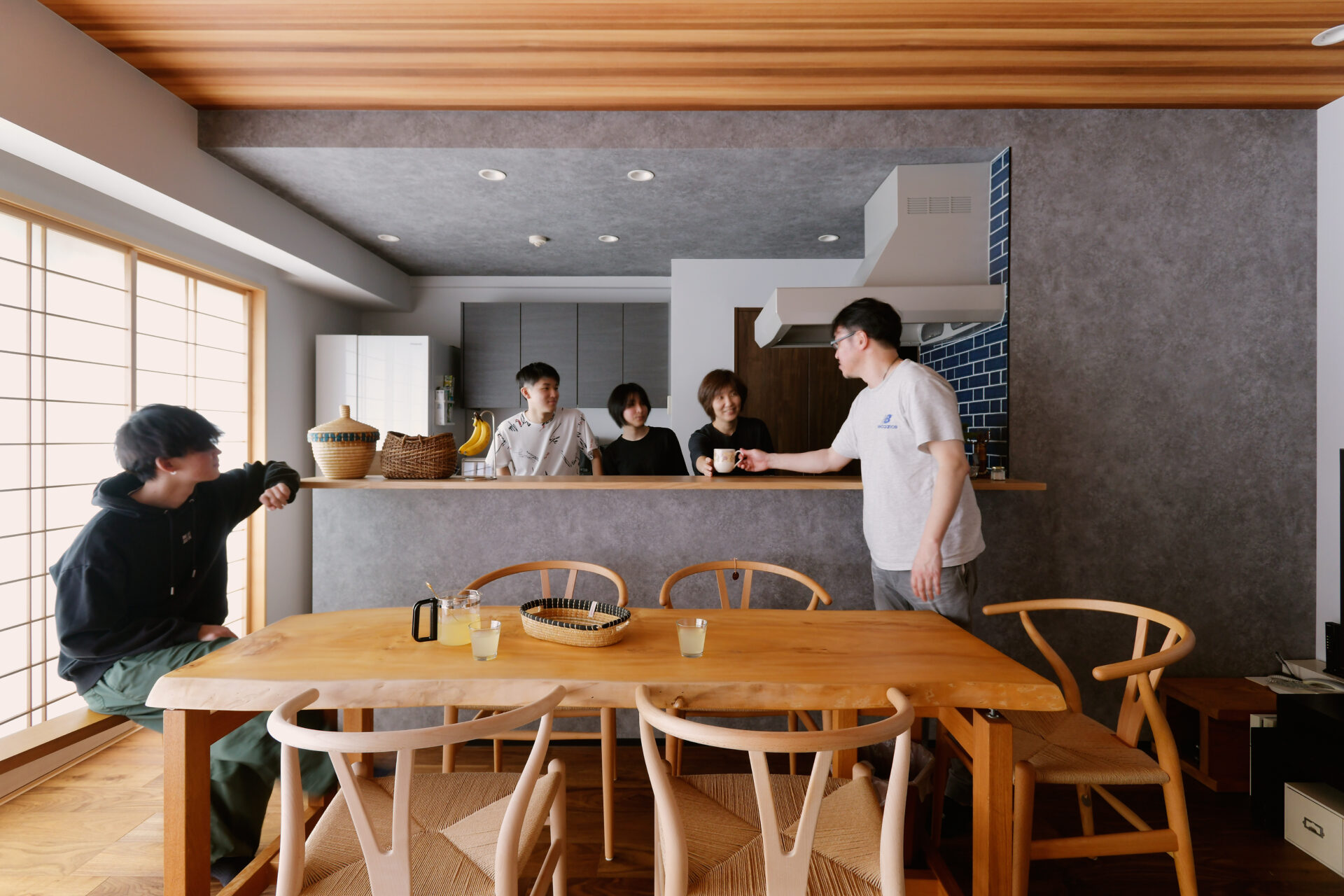 空間を最大限に生かす。リビングの小上がりは家族の居場所