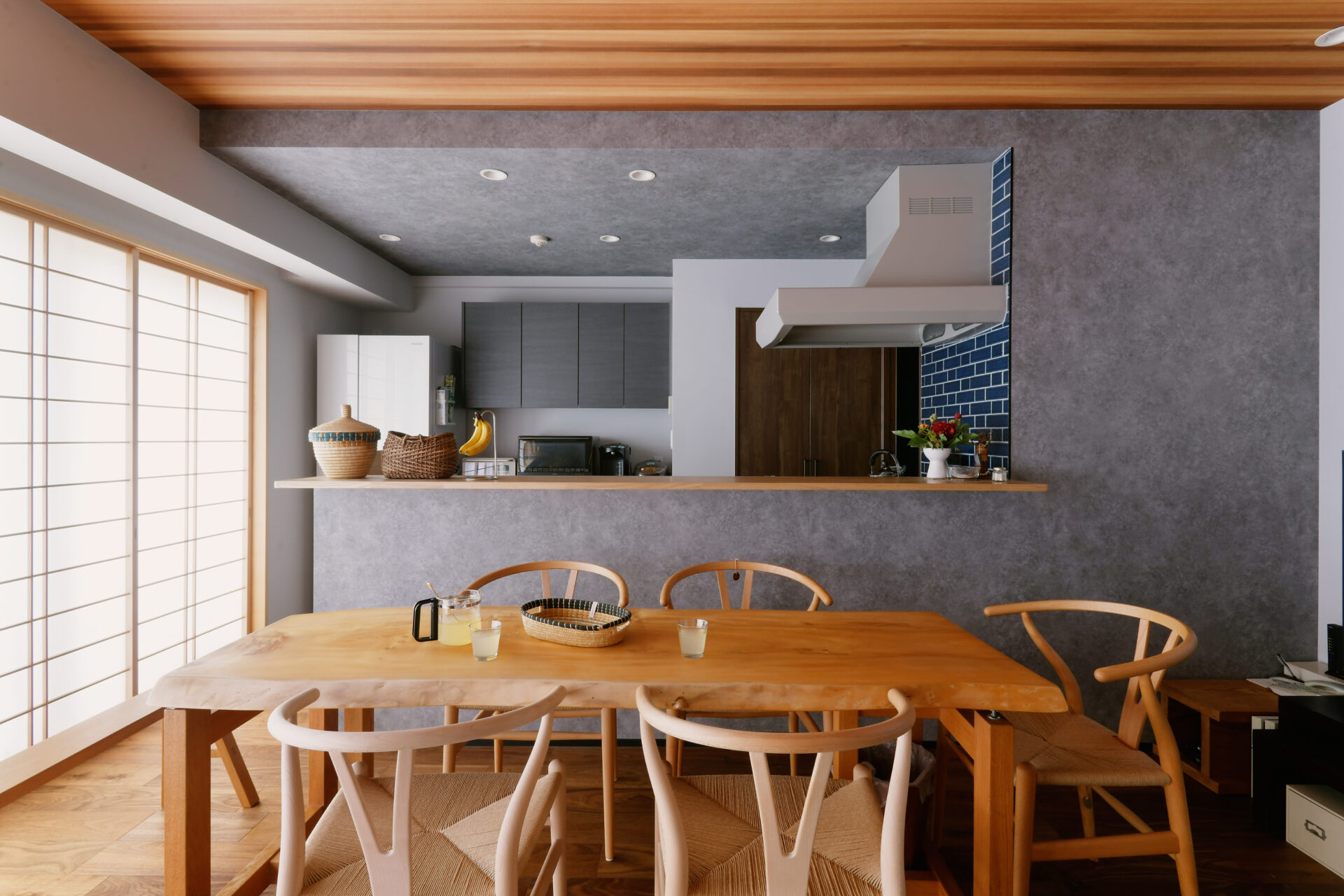 空間を最大限に生かす。リビングの小上がりは家族の居場所