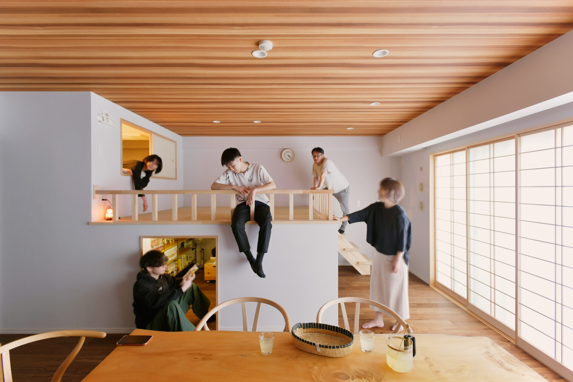 空間を最大限に生かす。リビングの小上がりは家族の居場所