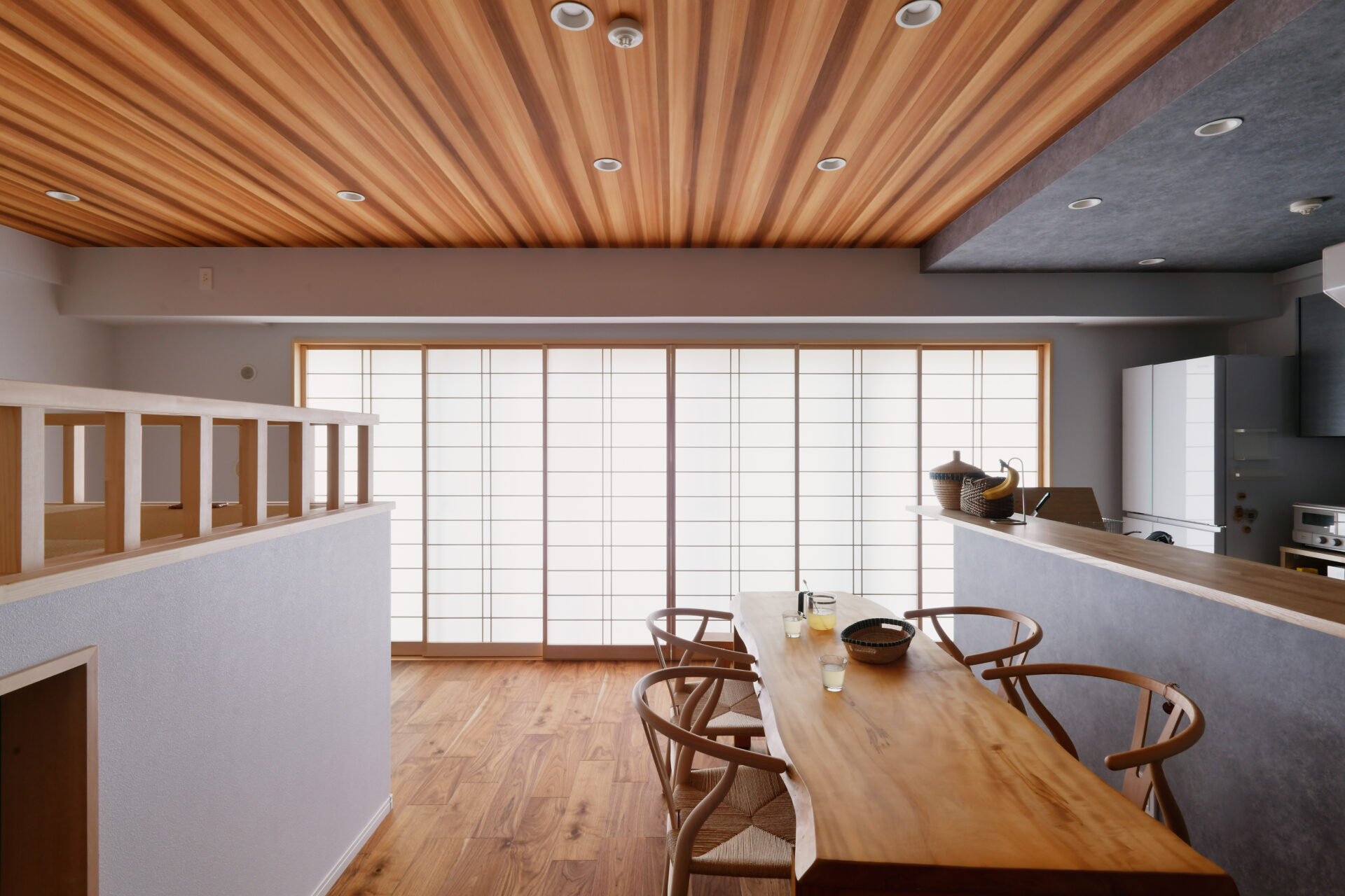 空間を最大限に生かす。リビングの小上がりは家族の居場所