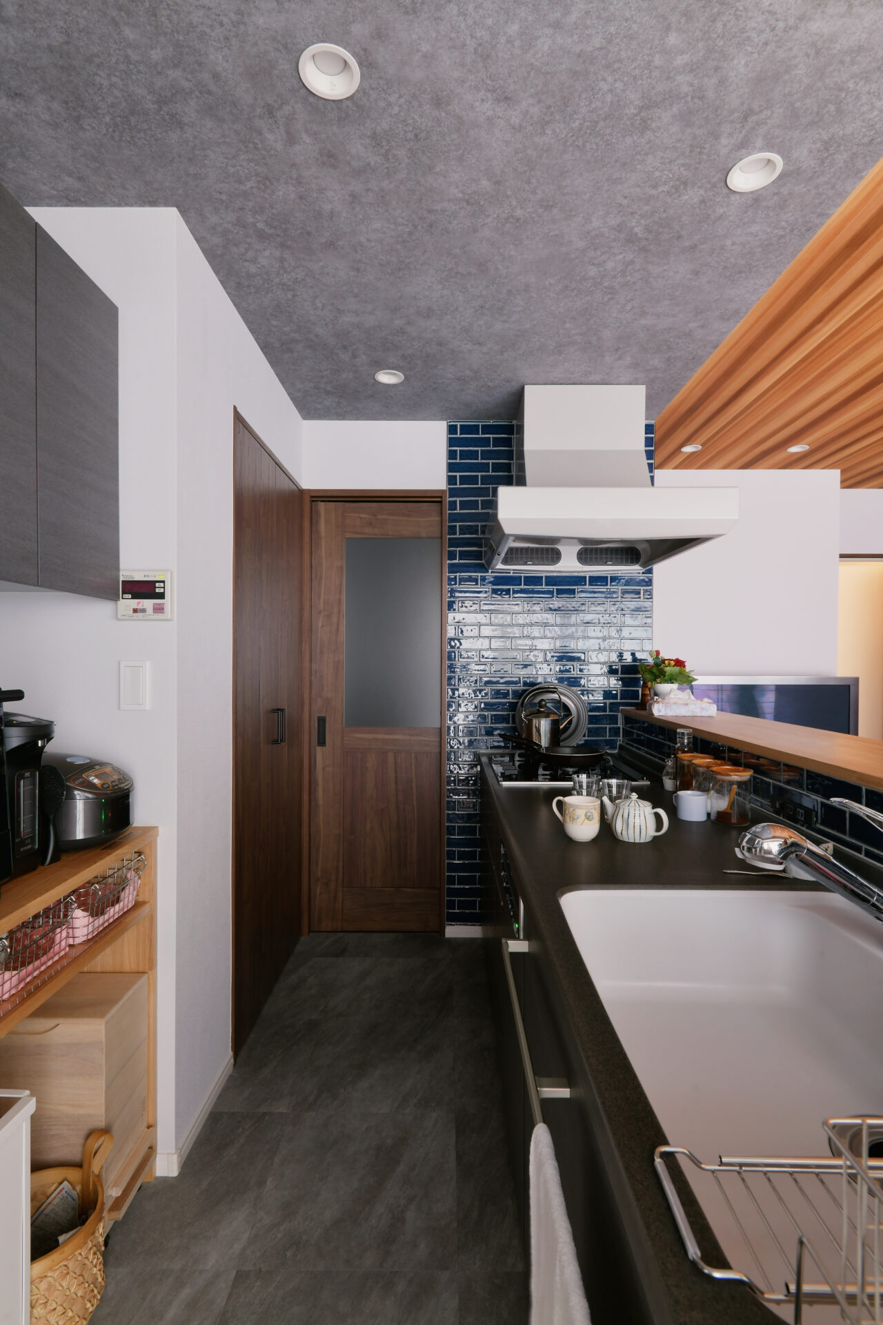 空間を最大限に生かす。リビングの小上がりは家族の居場所