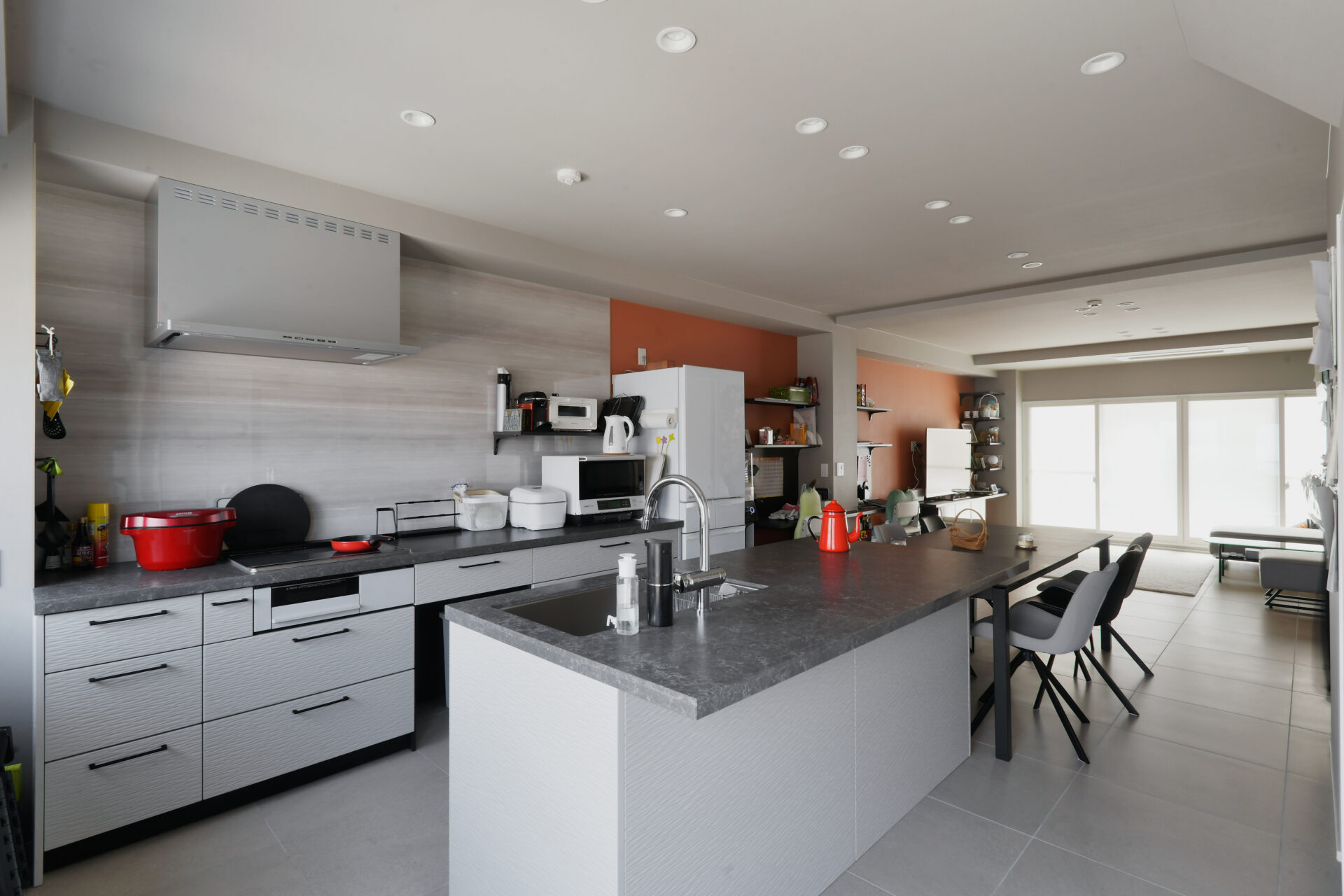 ビル2階分のフルリノベーション。回遊式で動線のいい家