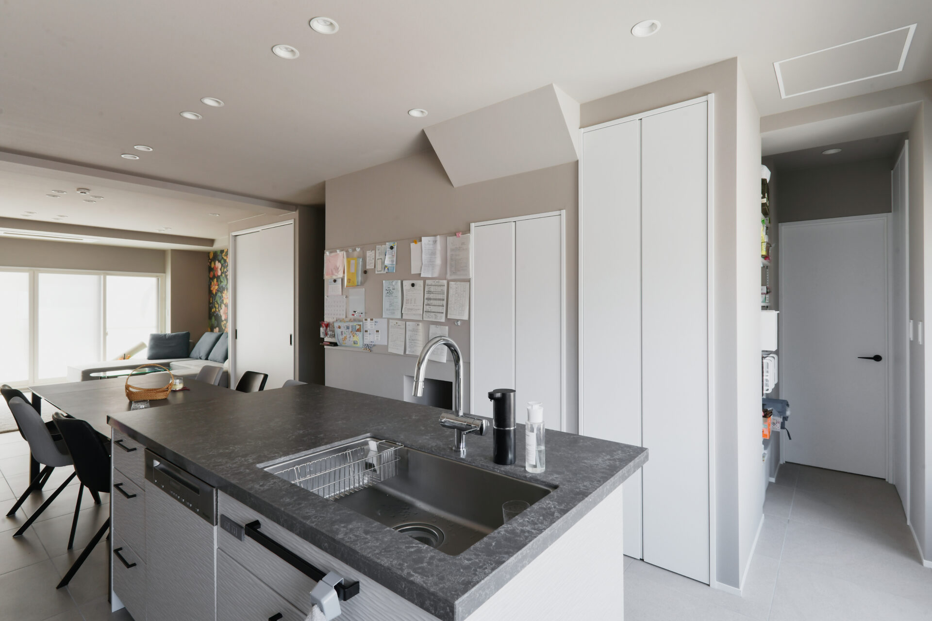 ビル2階分のフルリノベーション。回遊式で動線のいい家