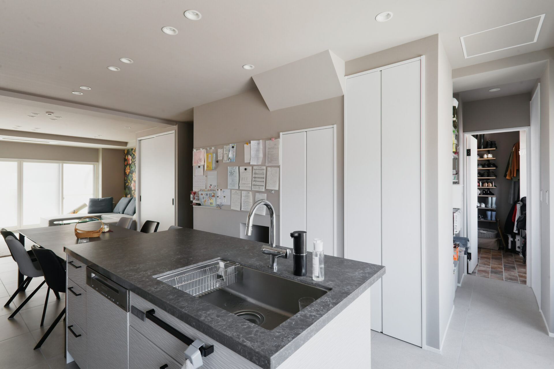 ビル2階分のフルリノベーション。回遊式で動線のいい家