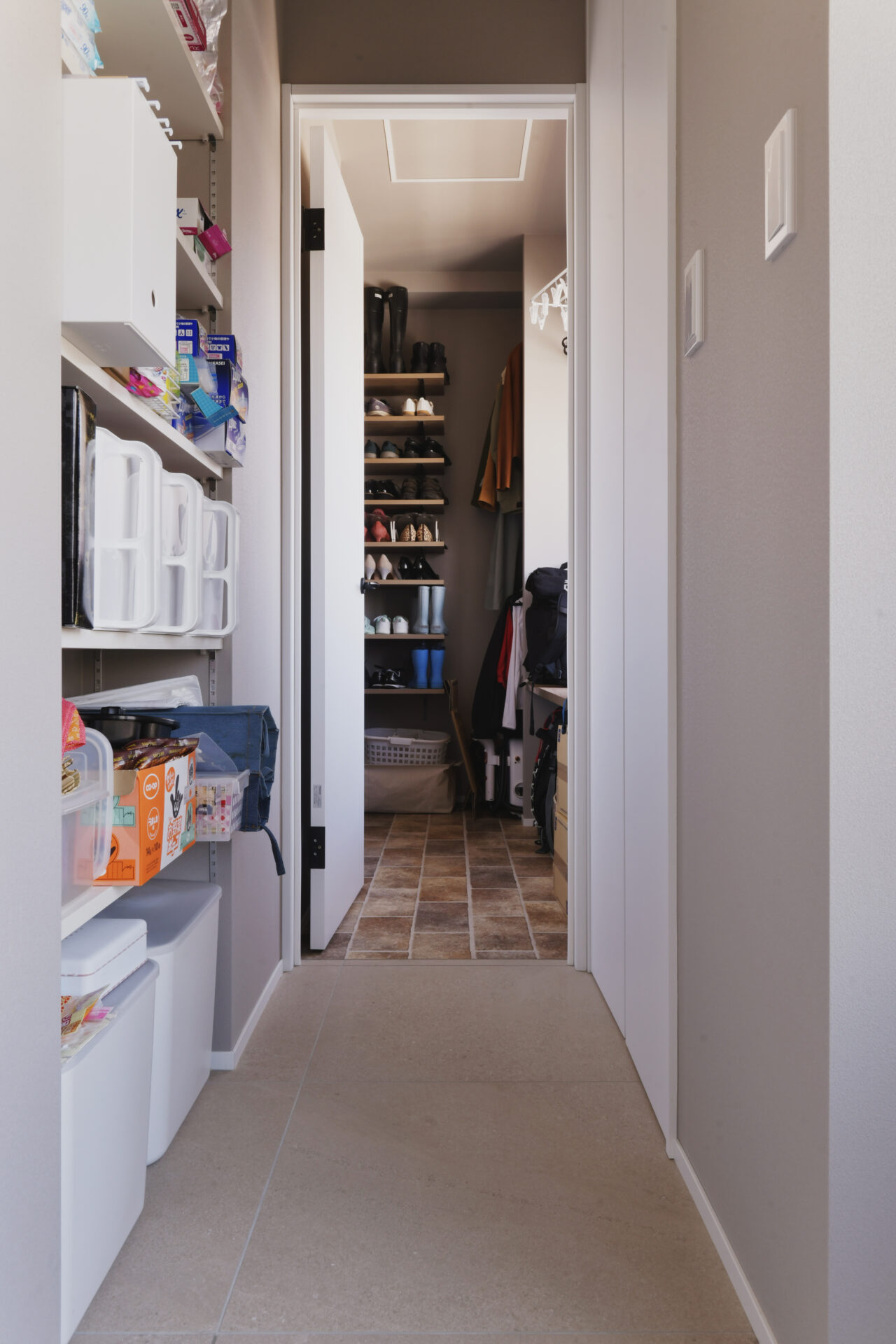 ビル2階分のフルリノベーション。回遊式で動線のいい家