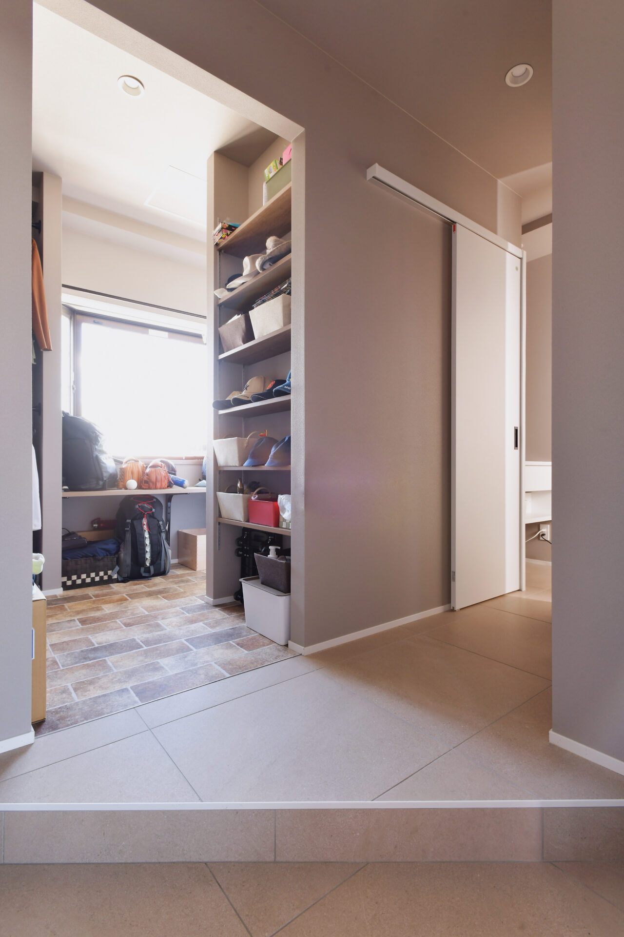 ビル2階分のフルリノベーション。回遊式で動線のいい家