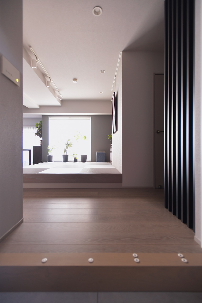 緑豊かなベランダが広がる大人の隠れ家