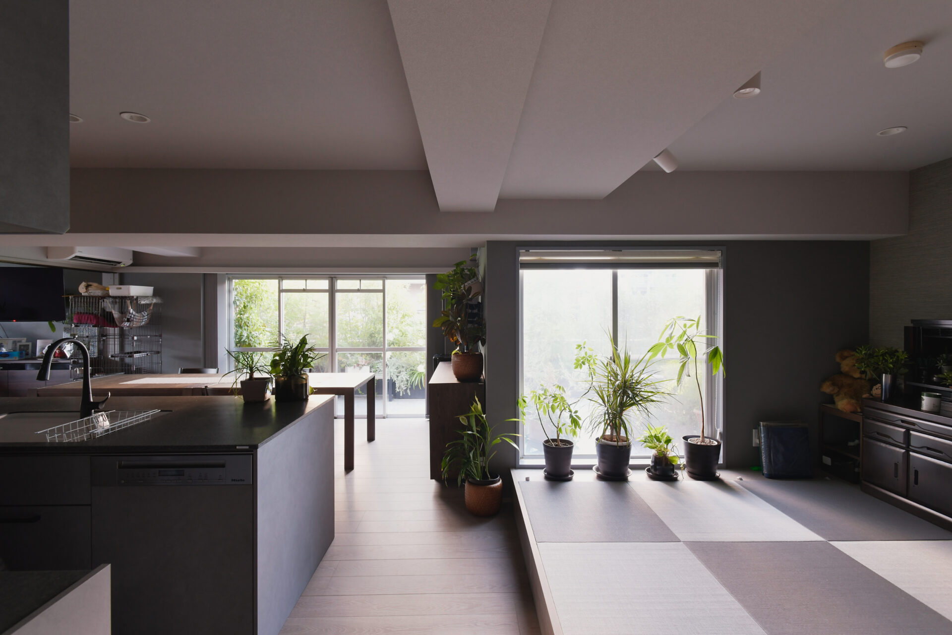 緑豊かなベランダが広がる大人の隠れ家