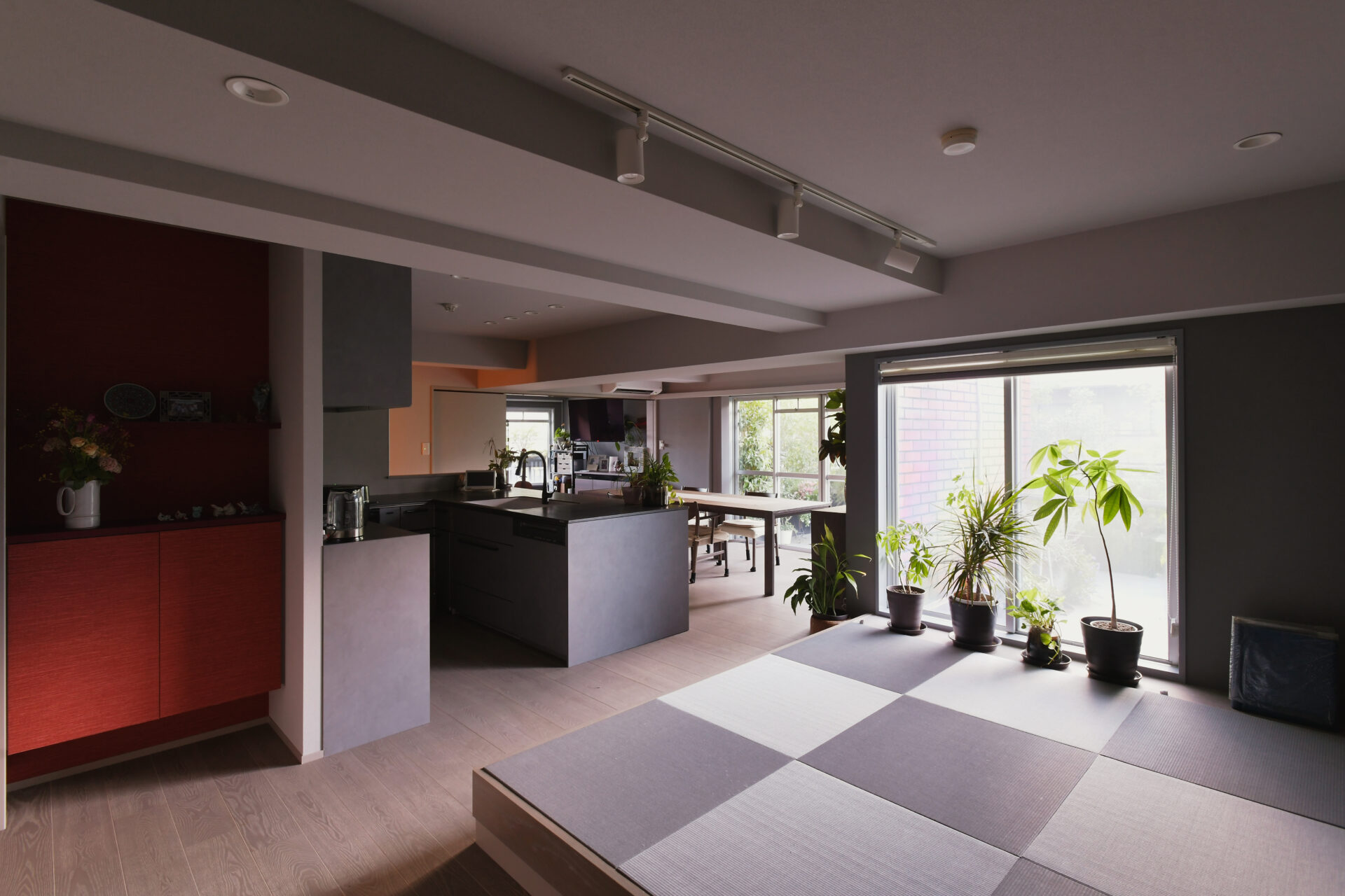 緑豊かなベランダが広がる大人の隠れ家