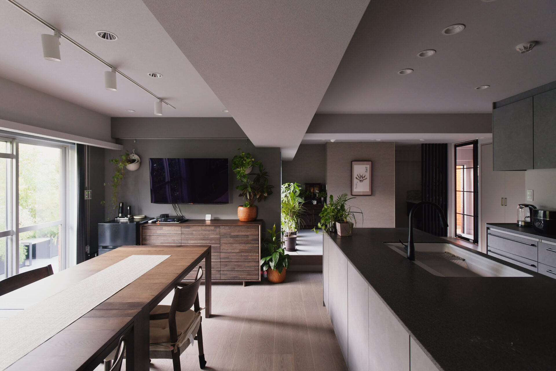 緑豊かなベランダが広がる大人の隠れ家