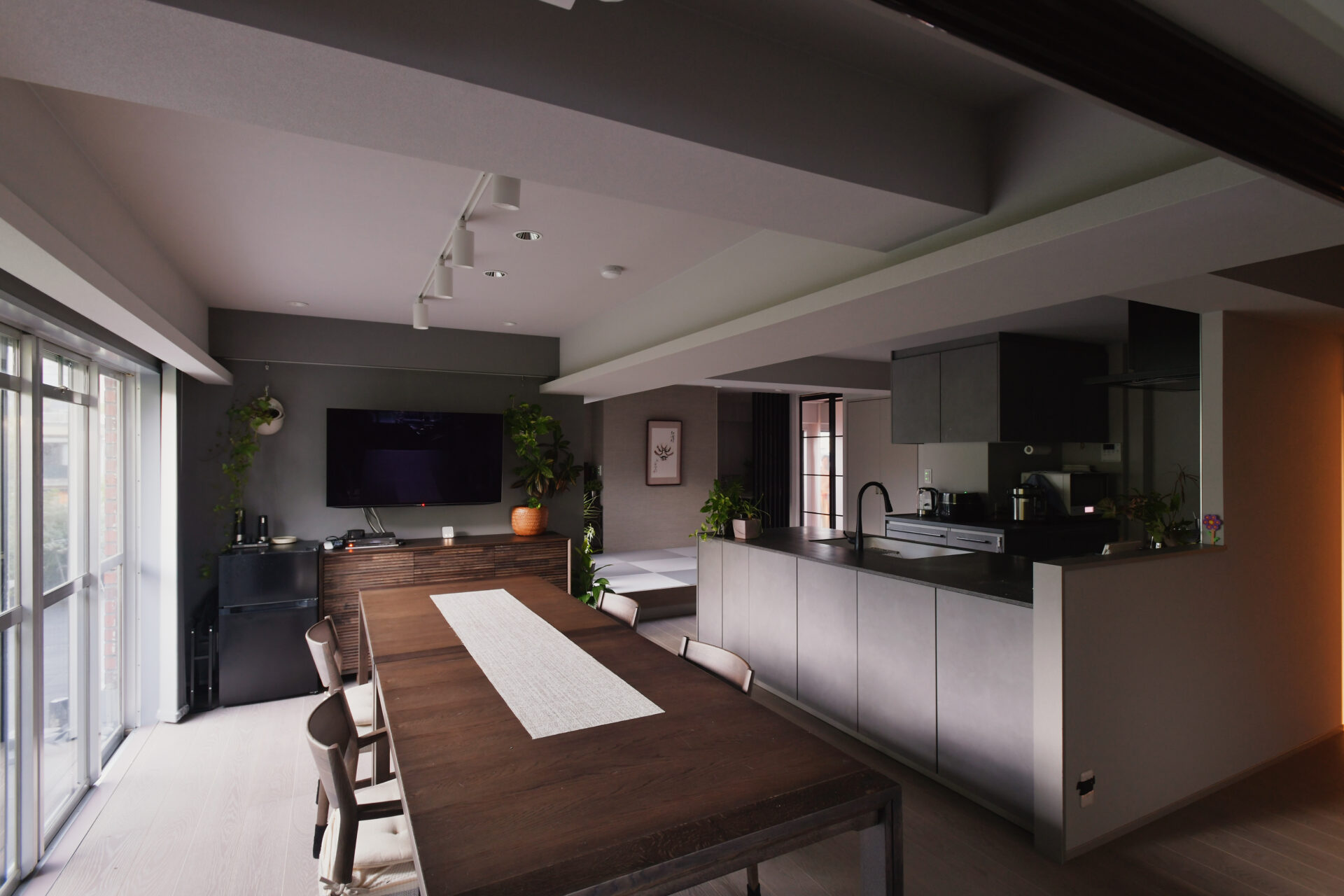 緑豊かなベランダが広がる大人の隠れ家