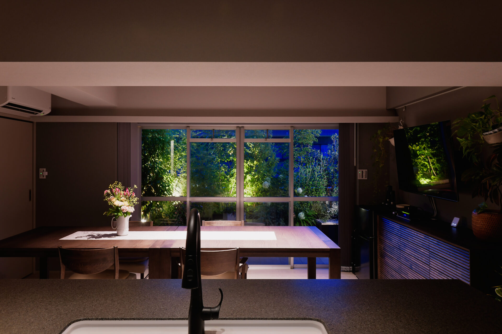 緑豊かなベランダが広がる大人の隠れ家