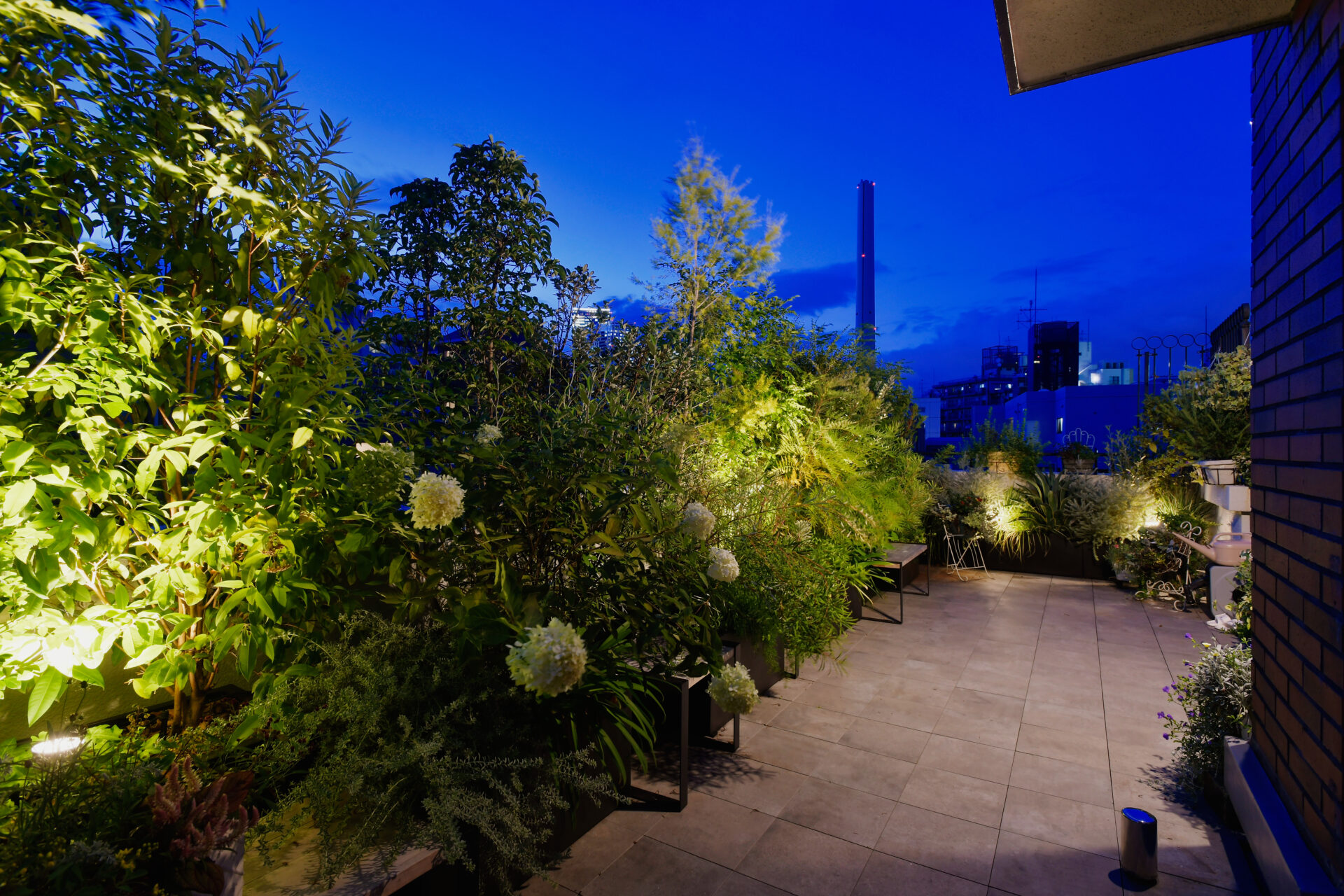 緑豊かなベランダが広がる大人の隠れ家