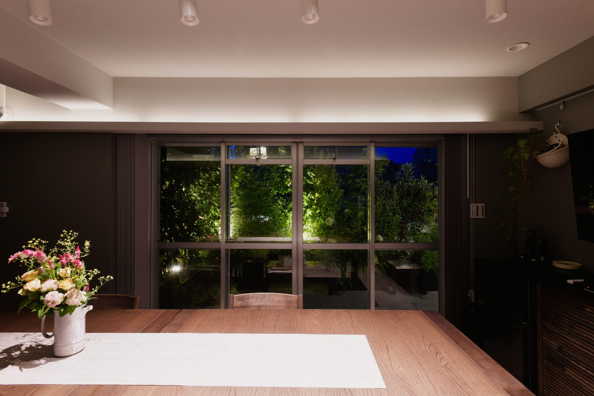 緑豊かなベランダが広がる大人の隠れ家