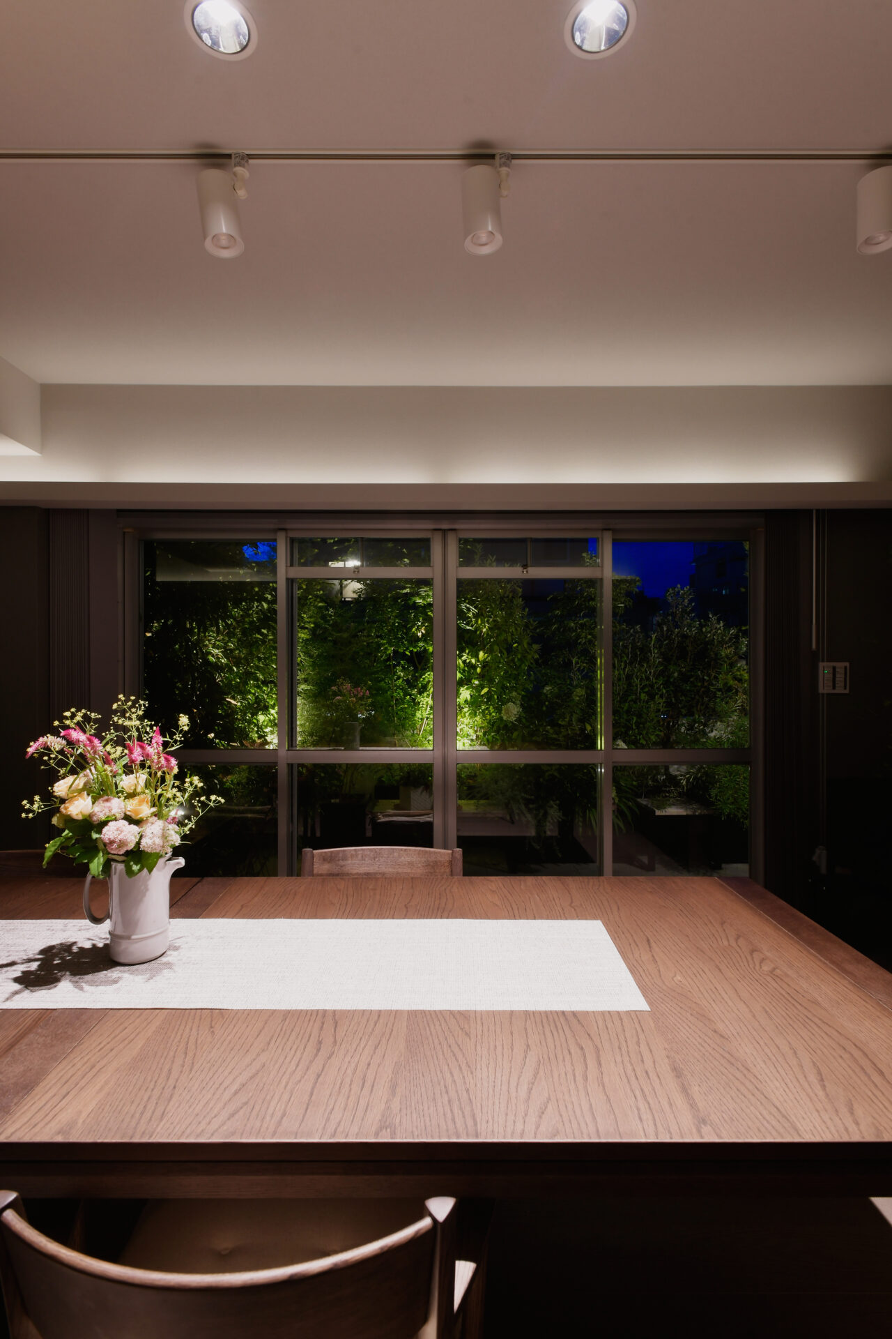 緑豊かなベランダが広がる大人の隠れ家