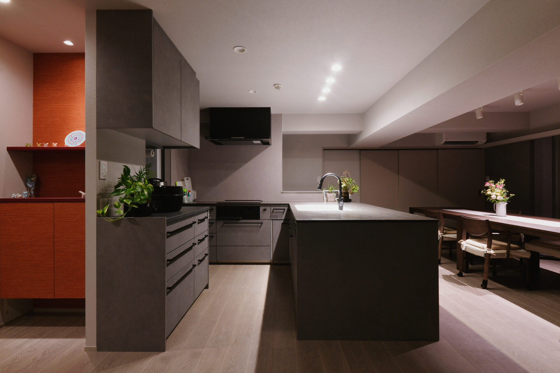 緑豊かなベランダが広がる大人の隠れ家