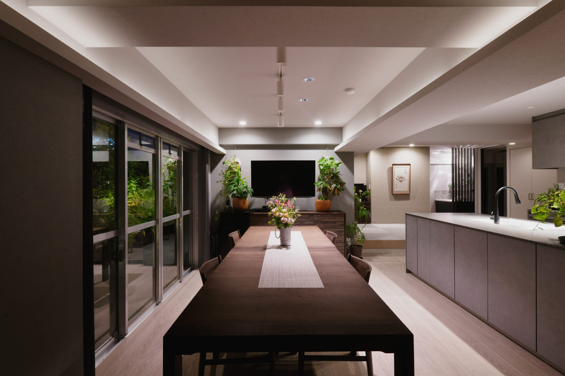 緑豊かなベランダが広がる大人の隠れ家