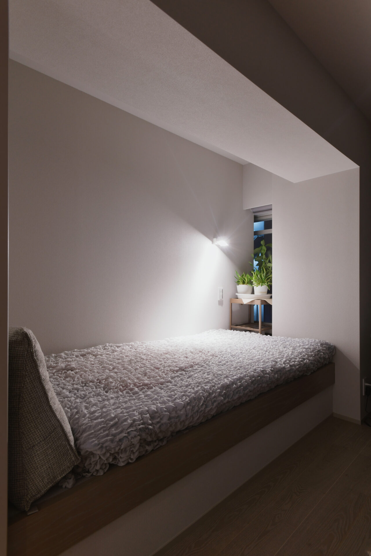 緑豊かなベランダが広がる大人の隠れ家