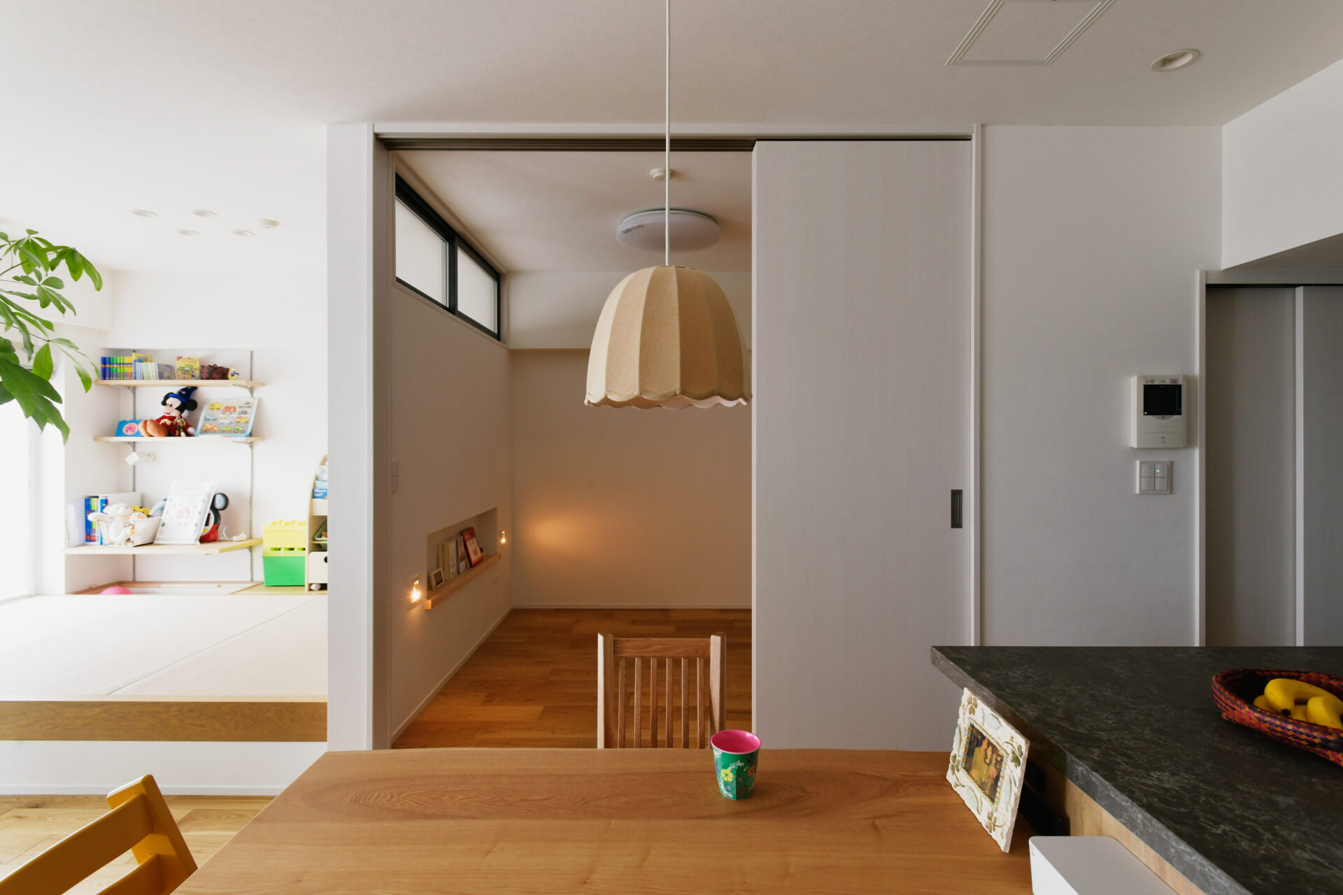 造作で空間を隅々まで活かした、家族の居場所