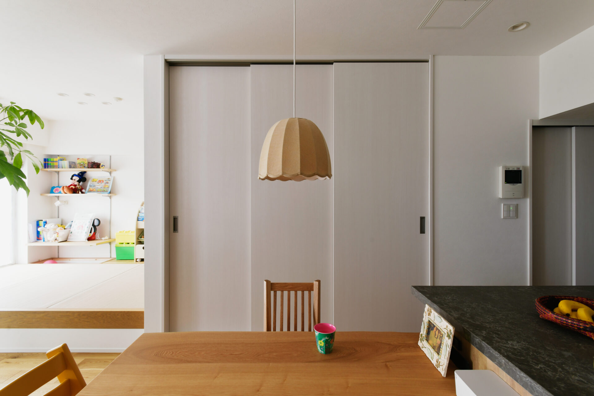 造作で空間を隅々まで活かした、家族の居場所