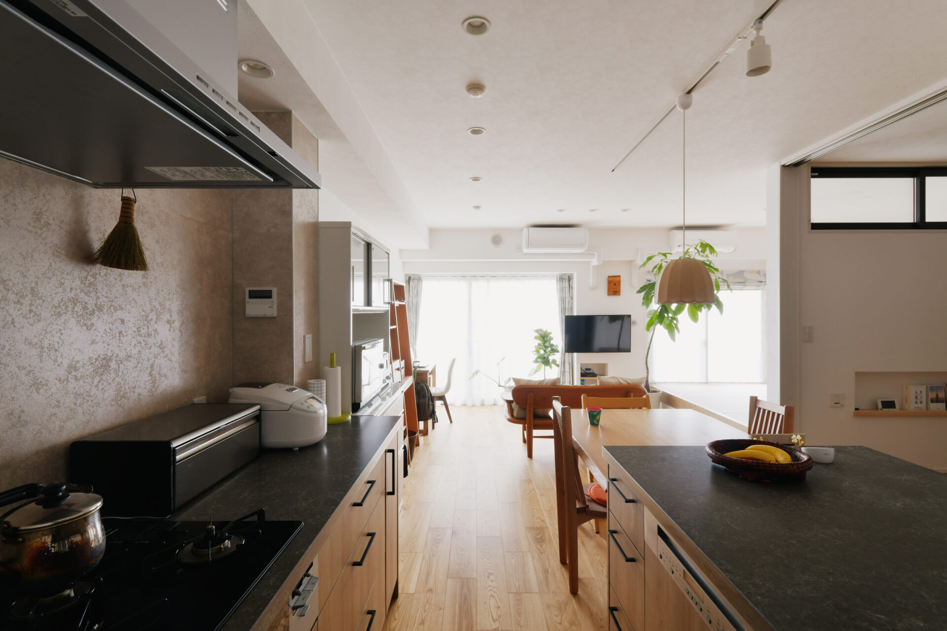 造作で空間を隅々まで活かした、家族の居場所