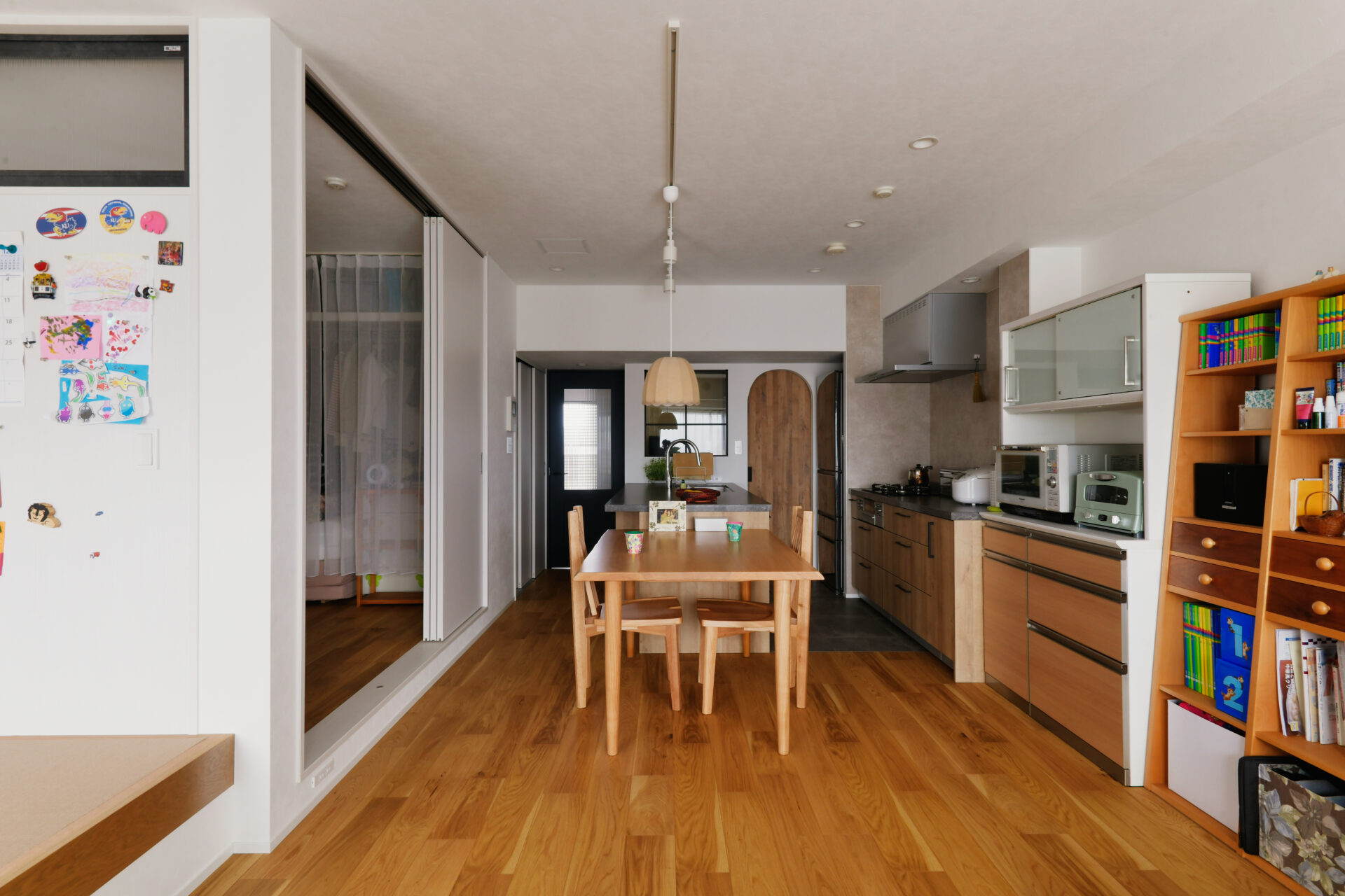 造作で空間を隅々まで活かした、家族の居場所