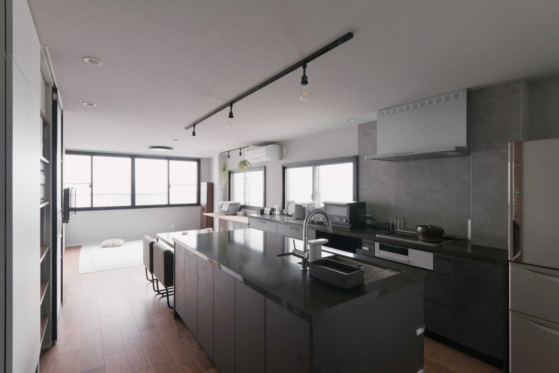 鉄骨3階建てのワンフロアに、ストレスなく暮らす機能美を凝らしたお家